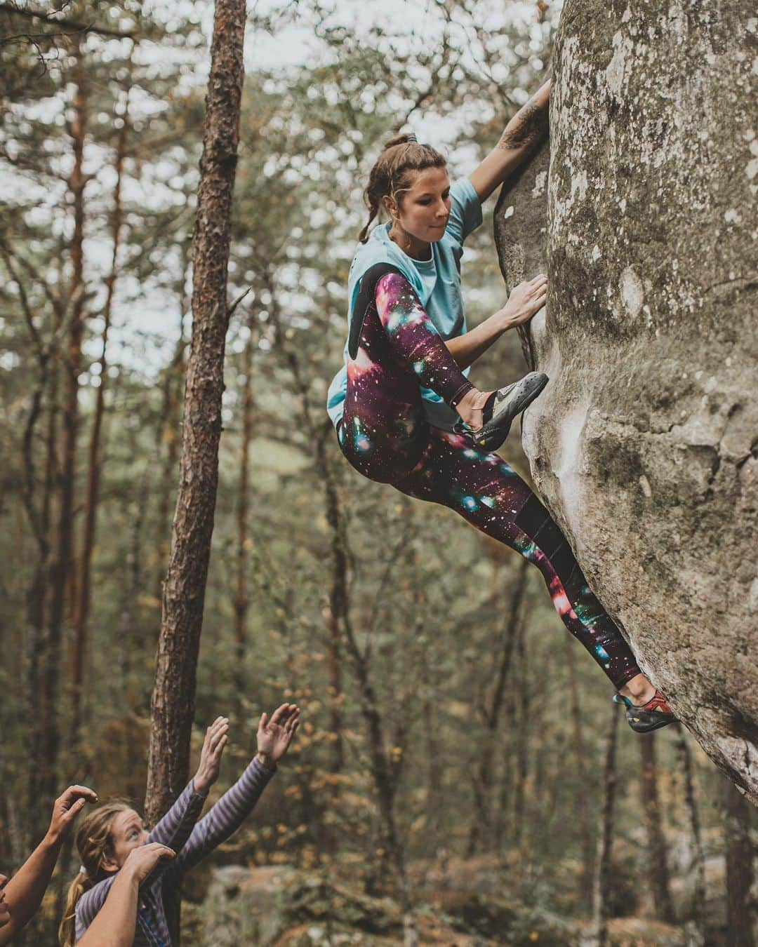 カロリーネ・ジンフーバーのインスタグラム：「GRL PWR 💥 📷 @lenadrapella // @womensbouldering 2019 //#fontainebleau  @sosolid_official @belmezattitude @frictionlabs @scarpa_at @natureclimbing . . . . .  #climbing_is_my_passion #frictionlabs #chalkmatters #scarpaclimb #france #bleau #natureclimbing #climbing_worldwide #girlswhoclimb #c_l_i_m_b #doyouboulder #getoutside #womenrockclimbing #climbinginspiration #climbing_pictures_of_instagram #climbing_lovers #climb_girls」