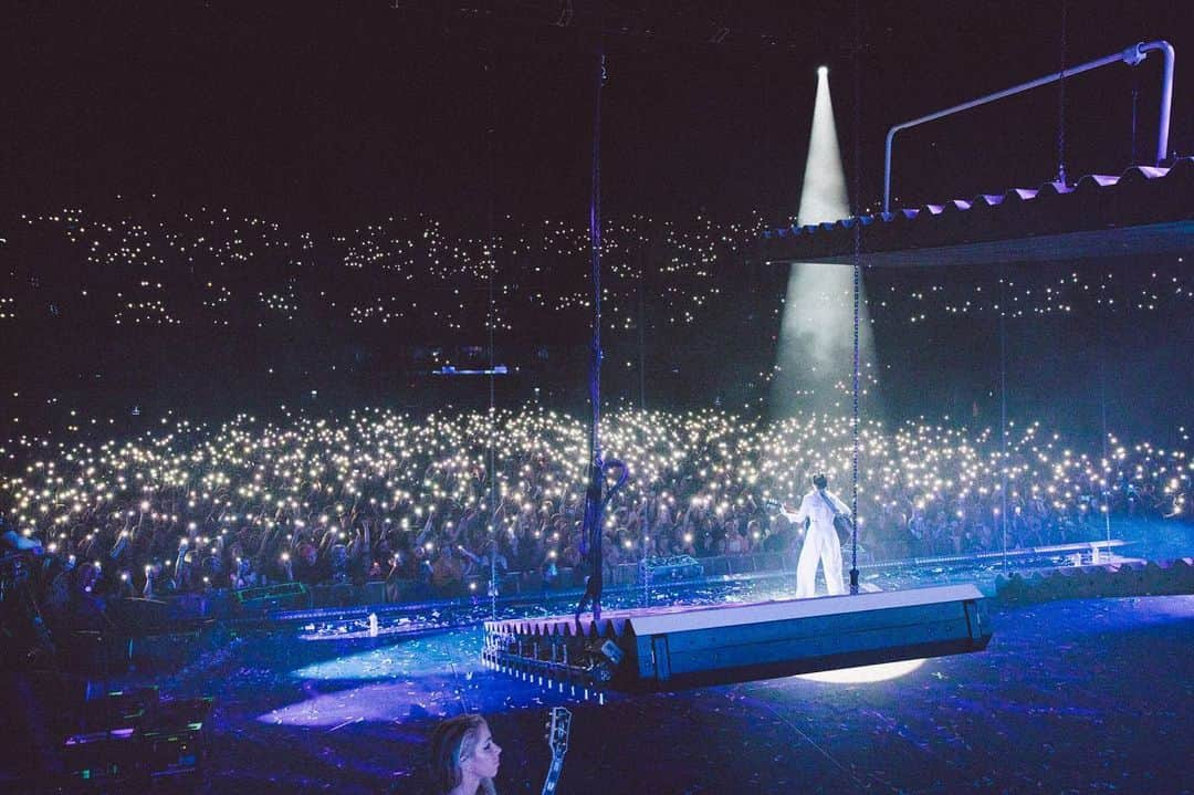 Halseyさんのインスタグラム写真 - (HalseyInstagram)「TONIGHT WE AT THE O2, LONDON! I am so excited!!!!!!! In the meantime more pics from Glasgow last night! 📷: @donslens」3月9日 3時49分 - iamhalsey