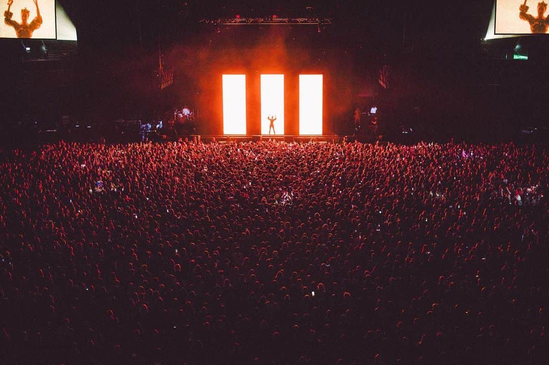 のインスタグラム：「TONIGHT WE AT THE O2, LONDON! I am so excited!!!!!!! In the meantime more pics from Glasgow last night! 📷: @donslens」
