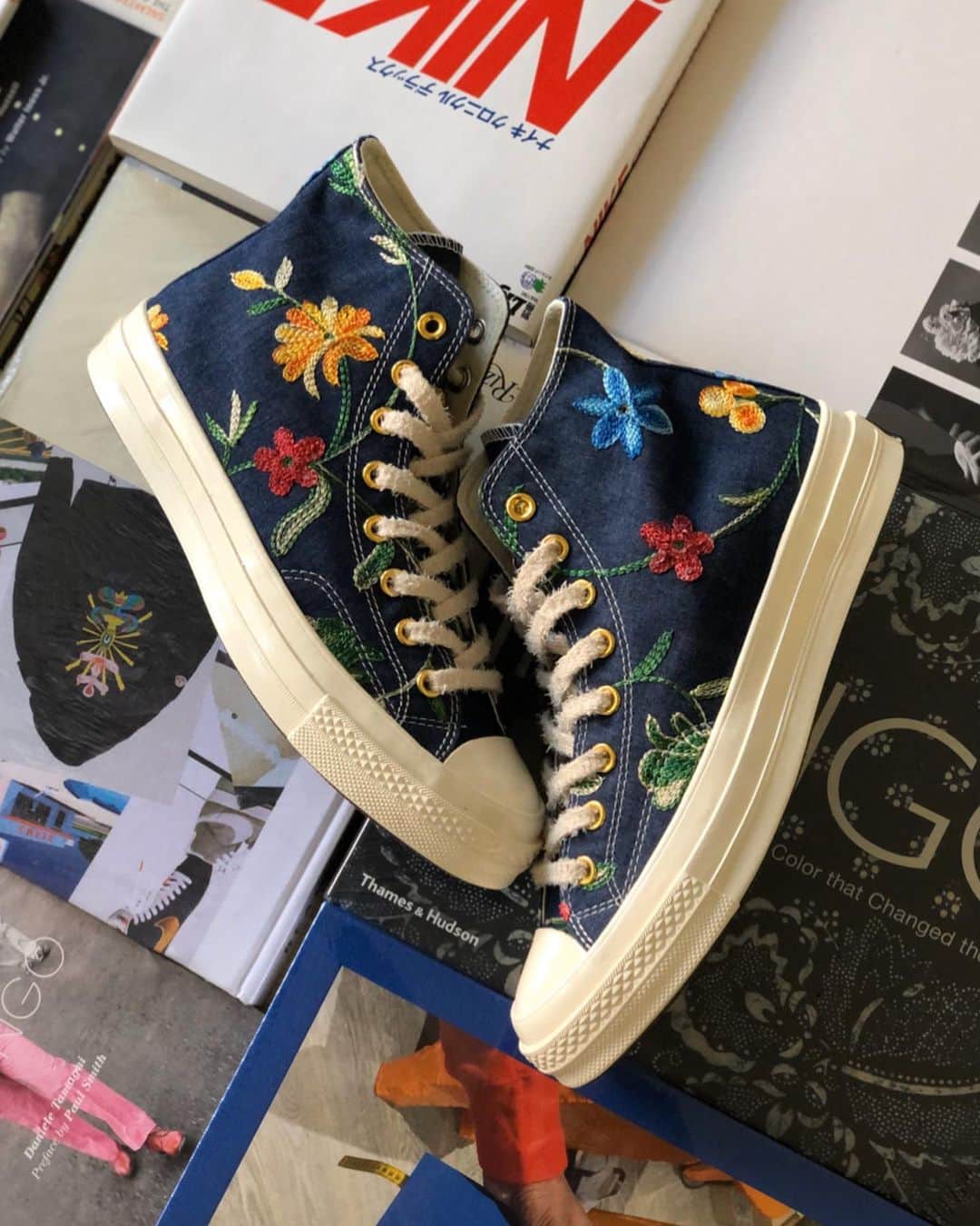 Mr. Tyさんのインスタグラム写真 - (Mr. TyInstagram)「A lil 🌺 🌸 power for this lovely Sunday. And since I’m going to open a flower shop one day (yes I still have aspirations to be a florist), I had to make a pair of floral and denim @converse 70s for myself.  @converse_style #ct70 #theshoegame #taylorgang #sneakerfreaker #kicksonfire #complexkicks #ijustlikeshoes #converse #allstar #allstars #chucks #lifeinchucks #instachucks #conversestyle #weareallstars #denimflower #lovemychucks #1970schucks #conversefamily #チャックテイラー #embroideryart #chucktaylors #converse70s #チャックテイラー70s」3月9日 4時05分 - regularolty