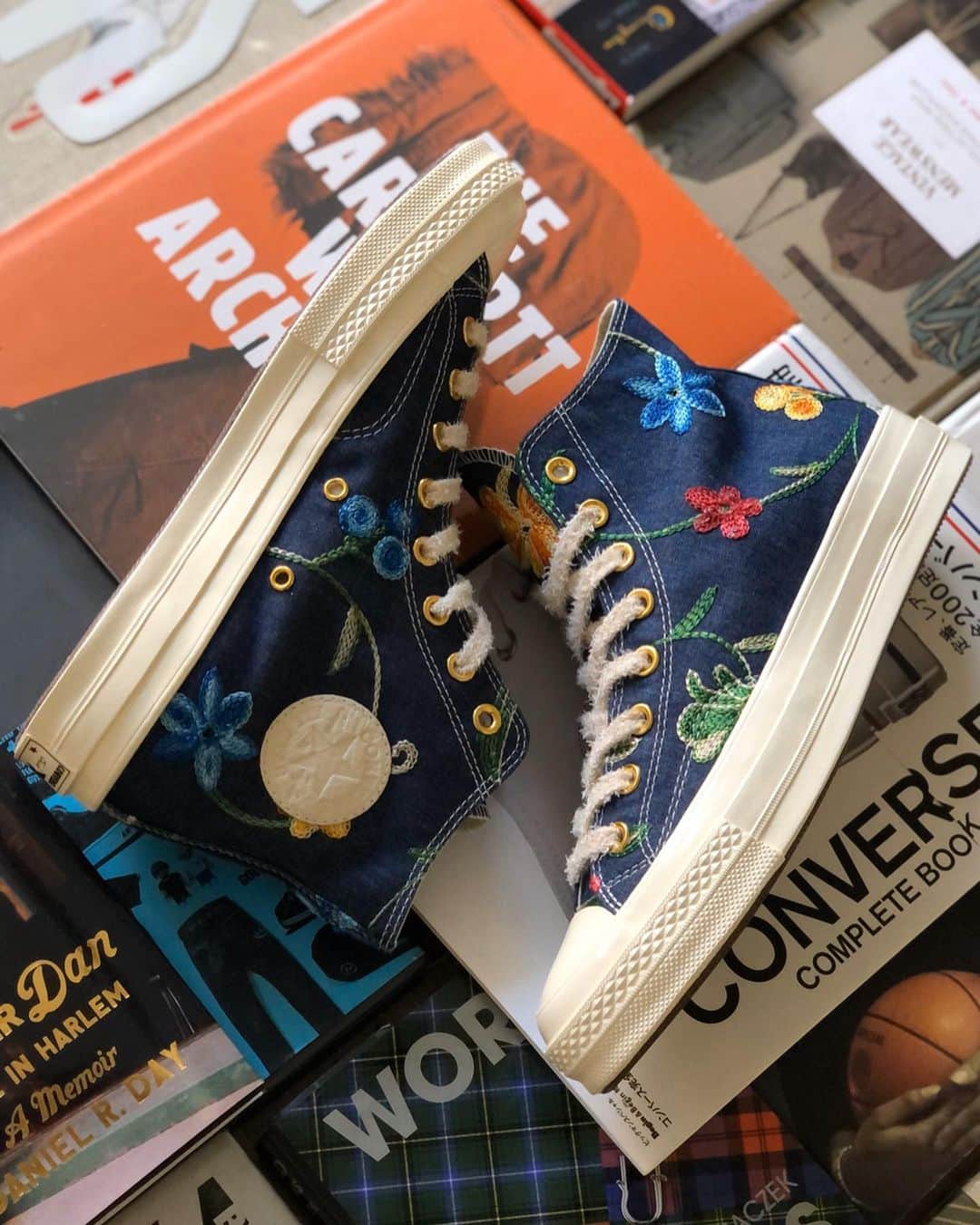 Mr. Tyさんのインスタグラム写真 - (Mr. TyInstagram)「A lil 🌺 🌸 power for this lovely Sunday. And since I’m going to open a flower shop one day (yes I still have aspirations to be a florist), I had to make a pair of floral and denim @converse 70s for myself.  @converse_style #ct70 #theshoegame #taylorgang #sneakerfreaker #kicksonfire #complexkicks #ijustlikeshoes #converse #allstar #allstars #chucks #lifeinchucks #instachucks #conversestyle #weareallstars #denimflower #lovemychucks #1970schucks #conversefamily #チャックテイラー #embroideryart #chucktaylors #converse70s #チャックテイラー70s」3月9日 4時05分 - regularolty