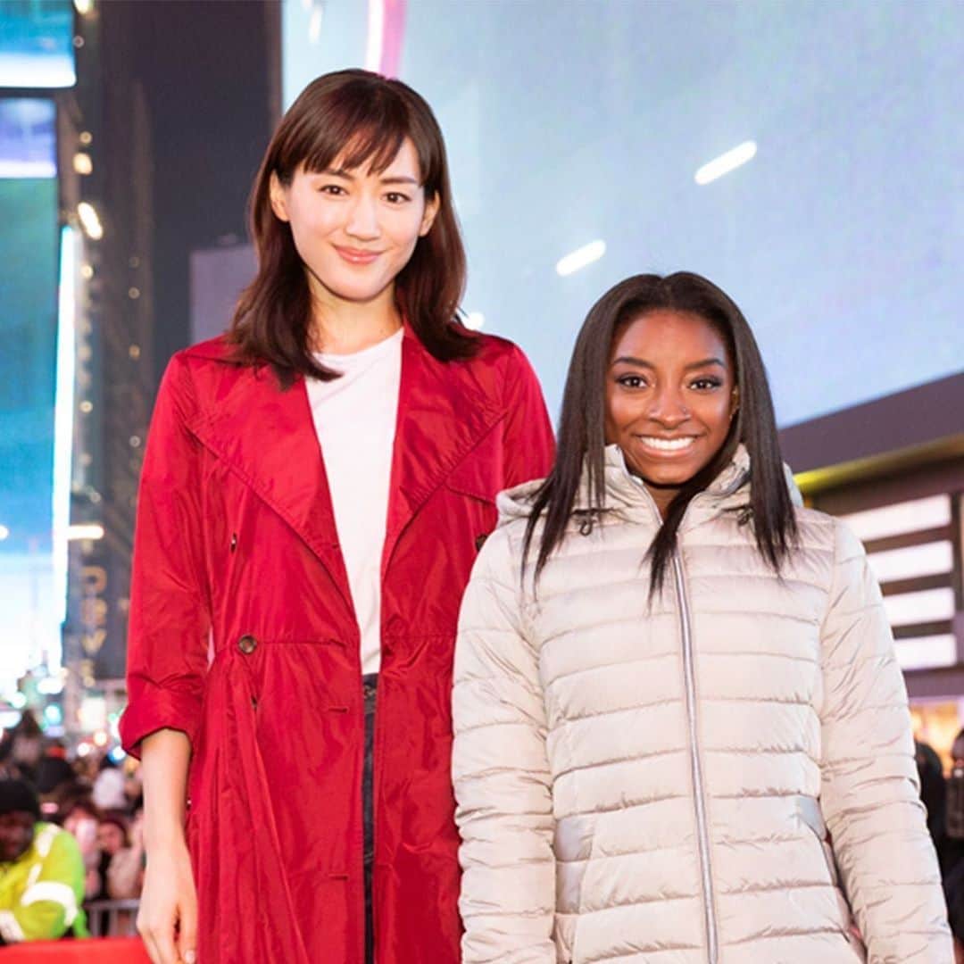 のインスタグラム：「. SK-Ⅱは、東京2020オリンピックの公式スキンケアブランドとして、美しさにおける望まない競争について提議するキャンペーン「#NOCOMPETITION 美は #競争ではない」を始動。その取り組みに賛同するトップアスリートの一人、シモーン・バイルズ選手とともに、夜のタイムズ・スクエアをジャックするパフォーマンスイベントを実施。綾瀬はるかも駆けつけ、不健全な美の競争と闘う世界中の女性にメッセージを贈った。 . . repostさせて頂きます。 @skii  @melodeemorita . . . #綾瀬はるか #ayaseharuka #harukaayase #skii #nocompetition #simonbiles」