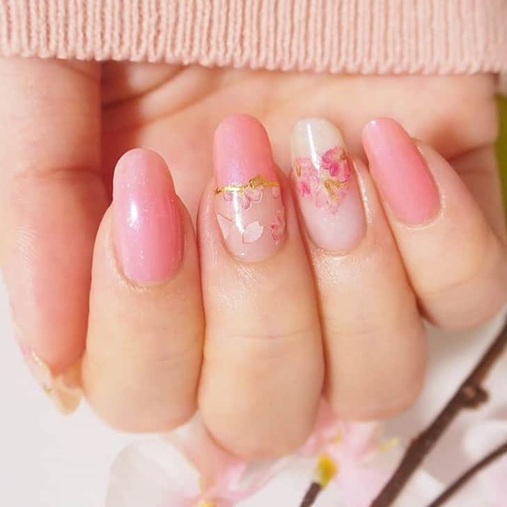 Locariのインスタグラム：「【自宅でお安くサロンクオリティ♡動画で学ぶ簡単セルフネイル術６選】 Photo by @300yen_nail さん . . #ネイル#セルフネイル #ネイルアート#ネイルデザイン」