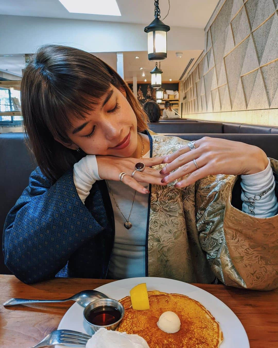 Satomi Biancaさんのインスタグラム写真 - (Satomi BiancaInstagram)「🥞🧇☕️🥛 ・ ・ ブランチ大好き😋🍴🥞♥️ ・ デートでブランチとか絶対的良いと思うんだけどな🧏🏼‍♀️💕 ・ そしてパンケーキは平たいやつが好きです🥞 ・ ・ ちなみにこのポーズはネイル💅🏼をアピールするポーズシリーズです💁🏽‍♀️♥️ ・ 毎回毎回お気に入りすぎるネイル🥺💘 @32hills_fujisawa  本当上手だし、子連れで行けるから幼稚園なくても行けるから予定たてやすい！✨ ・ 今回はブラウンのグラデーション🤎 伸びても目立たないネイルデザインが好きです笑　#性格でるねw ・ ・ 前髪伸ばすか切るかで一生悩んでる🙃💭」3月8日 19時27分 - satobyyyy