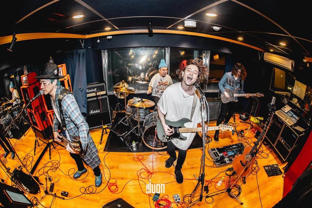 Ju-kenのインスタグラム：「Juon insta studio live !!! @juon.guitar の方はちゃんとミックスしてあるから、音良いよ👍  Haaaaaappy Birthdaaaay Bro🎂  @uzmkduttch @yoshi_shimazu #インスタライブ　styling by @bambridge_smackengineer  photo by @takafum1_s」