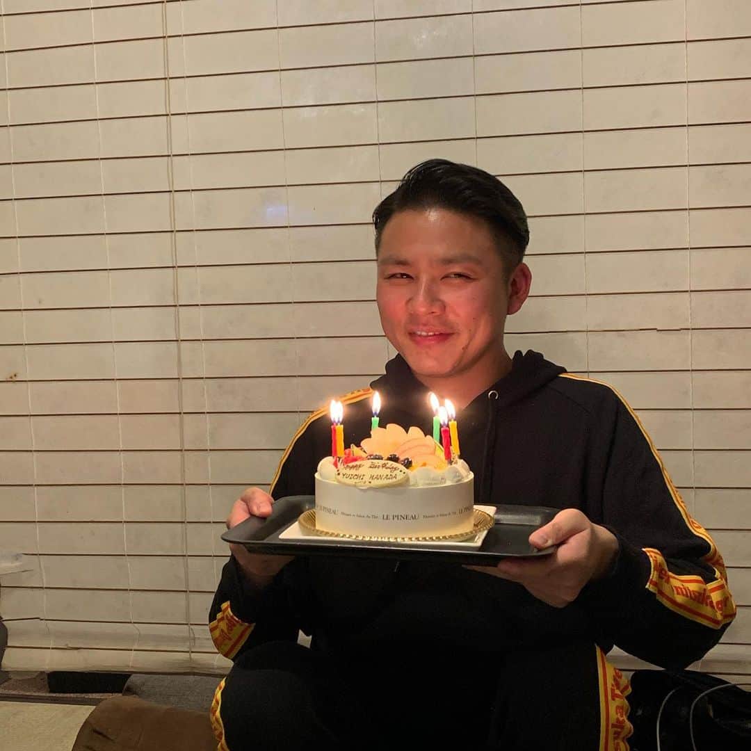 池田真一のインスタグラム：「昨日は学天即奥田さんのサプライズ誕生日会＆WACK鑑賞会でした！ 奥田さんはアイドル好き過ぎて一生独身なので麦焼酎の『百年の孤独』をプレゼントしました！ ケーキは間違えてYUICHI HANADAにしてしまいました💦 僕だけギャンパレTシャツ！ 奥田さんおめでとうございます🎊」