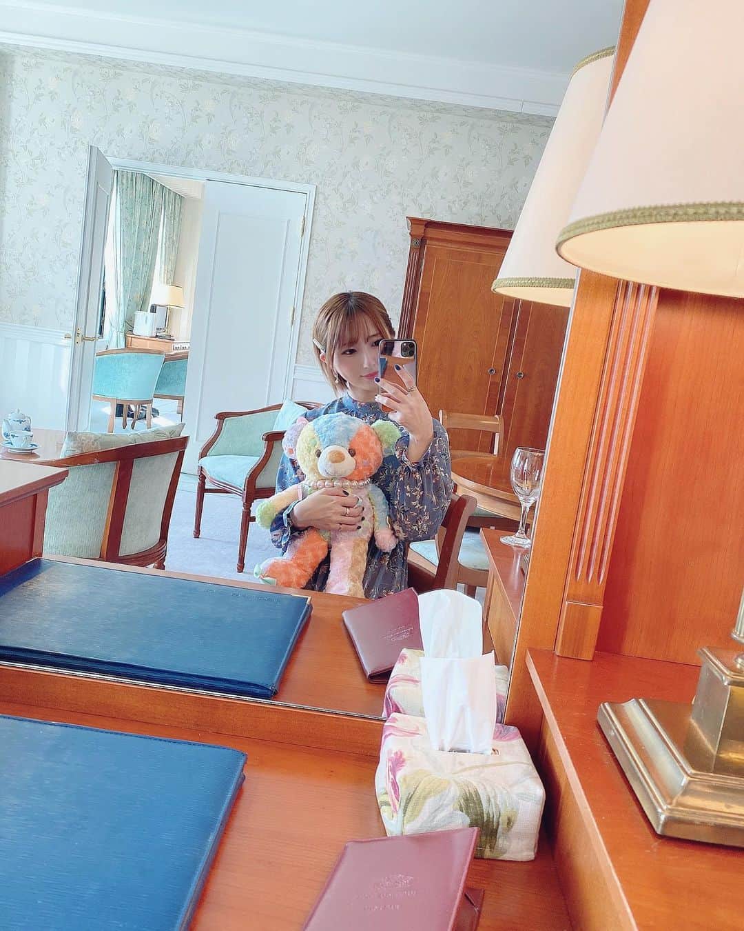 市川愛さんのインスタグラム写真 - (市川愛Instagram)「﻿ ハウステンボス🌷園内にある﻿ ホテルアムステルダム🏨﻿ ﻿ ふつかめはこちらに宿泊🌙﻿ ハウステンボスのど真ん中にあるホテルで﻿ いちばん昔からあるらしい﻿ ﻿ お部屋はローラアシュレイルーム﻿ アメニティとかベッドとか内装﻿ ローラアシュレイでかわいい💐﻿ ﻿ クラブフロアに泊まると﻿ 専用ラウンジでゆっくりできるみたい﻿ こちらもかわいかった💐﻿ ﻿ ここ園内の真ん中にあるから疲れたら﻿ ホテル戻ってゆっくりして﻿ また園内行くみたいな動きできて﻿ とっても便利だった﻿ ﻿ 中庭も素敵でにこにこ﻿ よるごはんまでゆっくり🍸﻿ ﻿ ﻿ ﻿ ﻿ ﻿ ﻿ ﻿ ﻿ ﻿ ﻿ ﻿ #長崎県 #長崎市 #長崎観光 #ハウステンボス #ハウステンボス🌷 #ハウステンボスホテル #ホテルアムステルダム #HB」3月8日 19時32分 - pkmnai