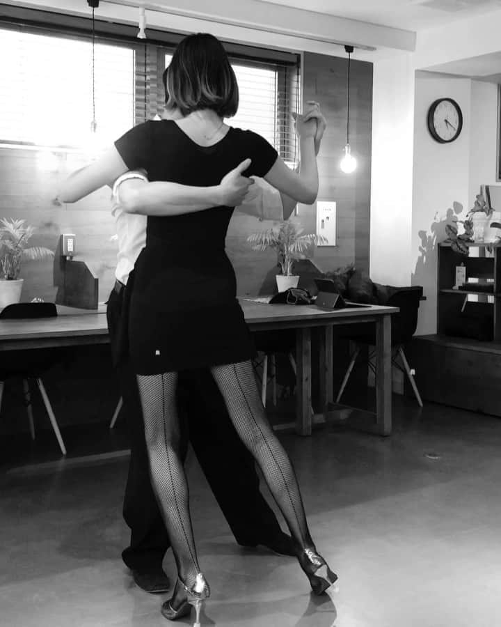 ケリーアンのインスタグラム：「Wanna dance?✨ @dance_de_commu welcomes anyone based in Tokyo(Kanto area) who is interested in #ArgentineTango #dance #music and just having fun!💃🏻✨」
