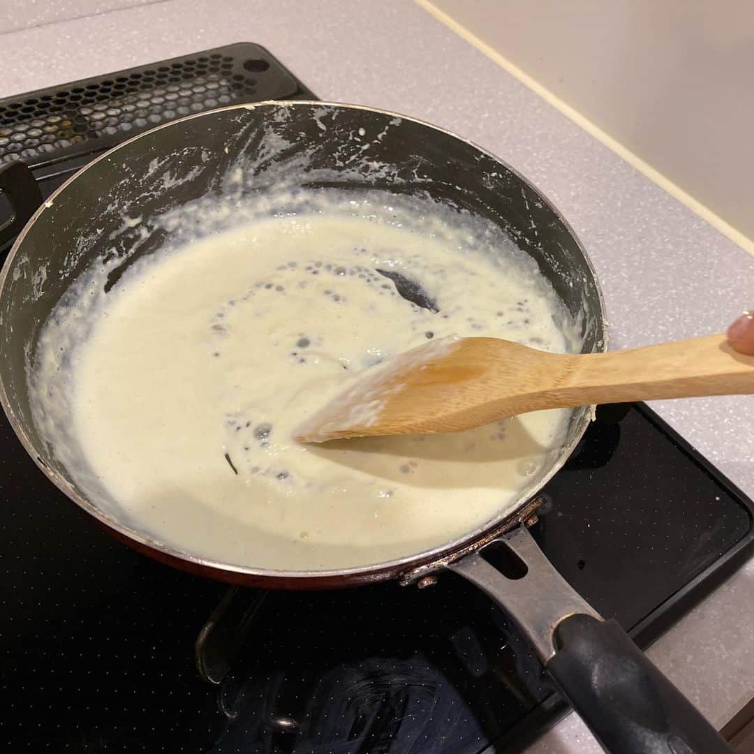 佐藤彩さんのインスタグラム写真 - (佐藤彩Instagram)「「蘇」を作ってみました！ 学校給食の牛乳が余ってしまうとのことで、牛乳をたくさん使うレシピとして話題になっていたものです😊 先週金曜日にカーナビラジオでも紹介されていましたね！  ひたすら牛乳を煮詰めていくだけというシンプルな調理法ですが、そこそこの時間、つきっきりで混ぜていなければならない…  でも、今日も時間はたっぷりあるし、いつも通り早起きしたし… なによりMr.Childrenの桜井和寿さんのバースデーということで、朝からミスチル三昧で音楽に心を寄せながら作ってみました😊  1リットルだと1時間半くらい煮詰めるというレシピを見たので…私はとりあえず500ml分の牛乳に。 40分近く煮詰めて、それから冷蔵庫で冷やしていただきましたよ！ 牛乳の甘味が凝縮されて、少し練乳のような甘みと、チーズっぽい感じがありました！ そのままでも美味しいですが、はちみつをつけたり、塩をつけたり… 私はオリーブオイルに黒胡椒を振って食べるのがけっこうお気に入りです😊  そして、牛乳2本買ったし、まだ時間もたくさんあったので… ホワイトソースも作ることに✨ 久しぶりに作っていたら楽しくなっちゃって…グラタン、たくさん作りすぎました。笑  ミスチルの音楽とともに長い時間を過ごした3月8日。 桜井さん、50歳のお誕生日おめでとうございます🎂  #蘇 #ホワイトソース #グラタン #ミスチル三昧 #蘇生も聴いた  #桜井さんHappyBirthday  #新曲Birthday #発売日に購入 #好きな曲 #ミスチル好き #HBC #アナウンサー #佐藤彩」3月8日 19時40分 - hbc_ayasato