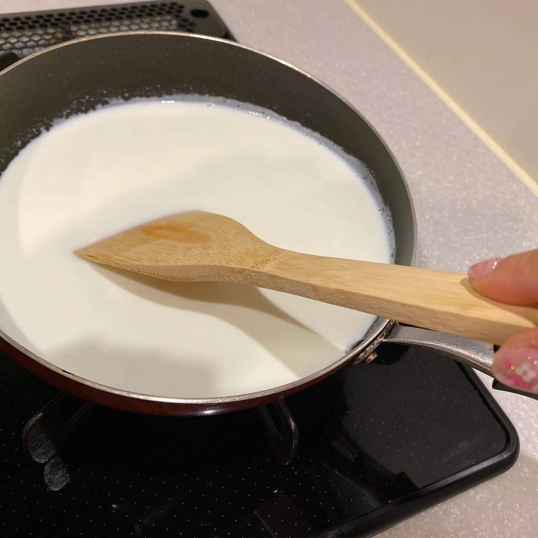 佐藤彩さんのインスタグラム写真 - (佐藤彩Instagram)「「蘇」を作ってみました！ 学校給食の牛乳が余ってしまうとのことで、牛乳をたくさん使うレシピとして話題になっていたものです😊 先週金曜日にカーナビラジオでも紹介されていましたね！  ひたすら牛乳を煮詰めていくだけというシンプルな調理法ですが、そこそこの時間、つきっきりで混ぜていなければならない…  でも、今日も時間はたっぷりあるし、いつも通り早起きしたし… なによりMr.Childrenの桜井和寿さんのバースデーということで、朝からミスチル三昧で音楽に心を寄せながら作ってみました😊  1リットルだと1時間半くらい煮詰めるというレシピを見たので…私はとりあえず500ml分の牛乳に。 40分近く煮詰めて、それから冷蔵庫で冷やしていただきましたよ！ 牛乳の甘味が凝縮されて、少し練乳のような甘みと、チーズっぽい感じがありました！ そのままでも美味しいですが、はちみつをつけたり、塩をつけたり… 私はオリーブオイルに黒胡椒を振って食べるのがけっこうお気に入りです😊  そして、牛乳2本買ったし、まだ時間もたくさんあったので… ホワイトソースも作ることに✨ 久しぶりに作っていたら楽しくなっちゃって…グラタン、たくさん作りすぎました。笑  ミスチルの音楽とともに長い時間を過ごした3月8日。 桜井さん、50歳のお誕生日おめでとうございます🎂  #蘇 #ホワイトソース #グラタン #ミスチル三昧 #蘇生も聴いた  #桜井さんHappyBirthday  #新曲Birthday #発売日に購入 #好きな曲 #ミスチル好き #HBC #アナウンサー #佐藤彩」3月8日 19時40分 - hbc_ayasato