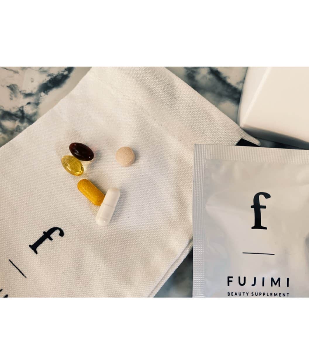 DJ mariennuのインスタグラム：「楽しみにしていたサプリメントが届いたー😍 無料の肌診断から自分に合ったカスタムのサプリメントを選んでくれて毎月送ってくれる　@fujimi_official 💊 こういうの好き！ 肌はとても強い方なのだが季節の変わり目とか今まさにの花粉とかの時期に決まって何か出来るので体内から強い肌にしたいですね💪 実際に体に良い物だから安心して取れるし一個の袋に五種類入ってるのがズボラなマリエンヌからすると本当に助かる😂 しっかり続けよっと♪ #fujimi #サプリメント #supplement #カスタムサプリメント　#PR」