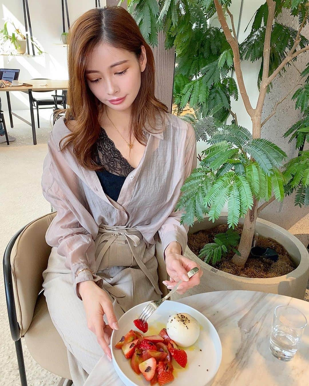 得あゆさんのインスタグラム写真 - (得あゆInstagram)「カプレーゼ🍅🍓🧀 美味しかったぁ いちごもチーズと合うしまた食べたい☺️ ・ 今からお仕事でハワイに行ってくるね👙🌴 健康には皆様気をつけてください。 ・ ・ ・ ・ ・ ・ ・ ・ ・ #春#春服#ランチ#お昼ごはん#カフェ#代官山#渋谷#シャツ#パンツ#大人コーデ#大人カジュアル#大人可愛い#オトナ女子#インスタ映え#カメラ女子#写真#ベージュ#シンプルコーデ#スタイル#ダイエット#ナチュラルメイク#カプレーゼ#いちご#チーズ#代官山ランチ#daikanyama#springfashion#naturalmakeup#shirt#beige」3月8日 19時52分 - tokuayu819