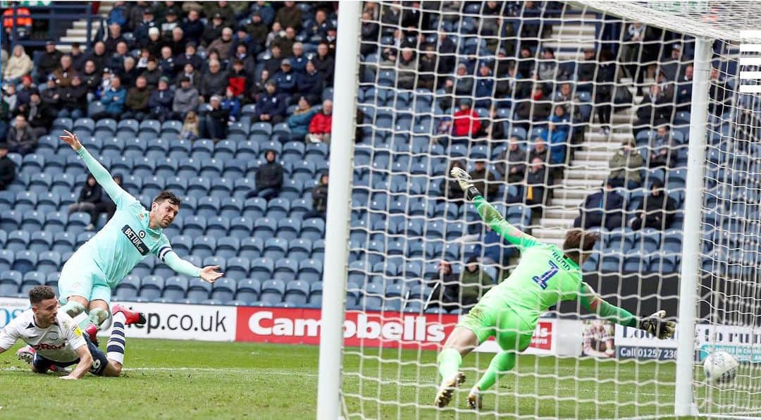 グラント・ホールのインスタグラム：「Number 5️⃣✋🏻🎯⚽️ incredible comeback to win with 10 men ... pure heart, fight and spirit in this team 💙🤍 Fans were class thanks for the support 👏🏻#together」