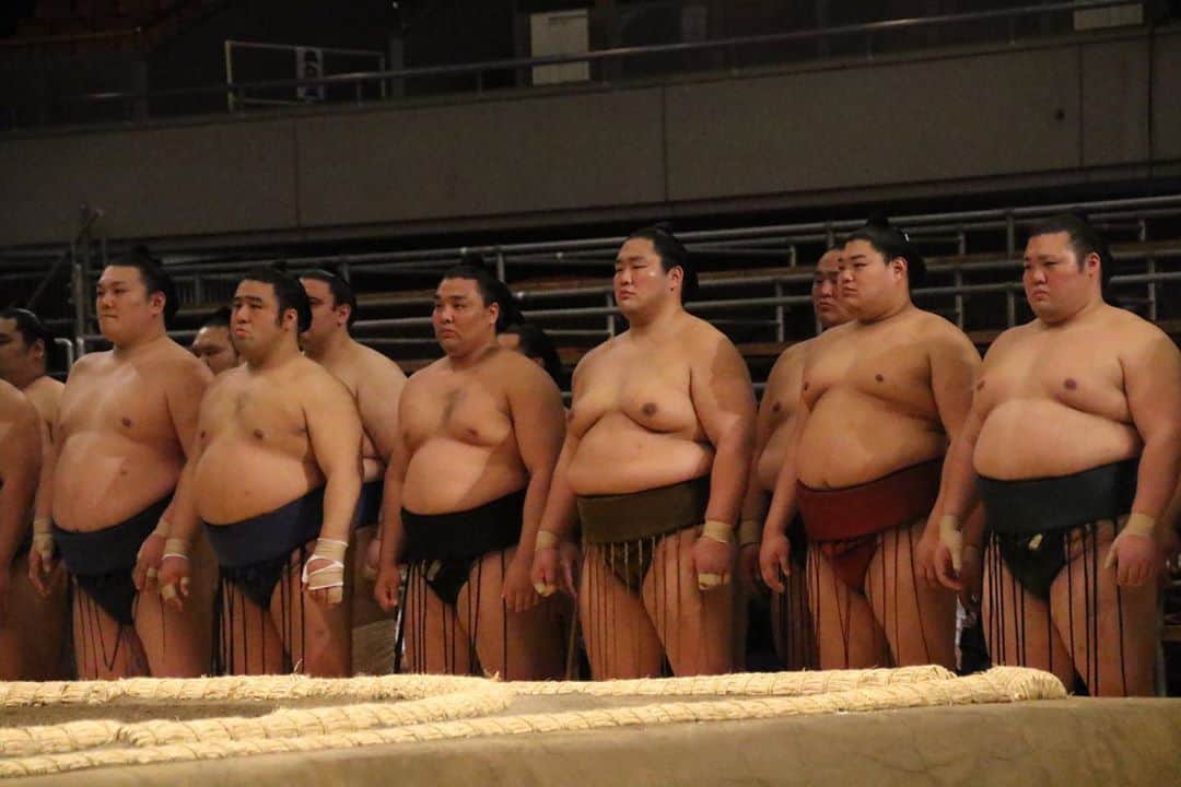 日本相撲協会さんのインスタグラム写真 - (日本相撲協会Instagram)「八角理事長による協会御挨拶。 今場所は審判部の親方全員、幕内力士全員も土俵周りで共に御挨拶いたしました。  @sumokyokai ﻿ #sumo﻿  #相撲 ﻿ #力士﻿ #お相撲さん﻿ #大相撲 ﻿ #大阪場所 ﻿ #三月場所 #春場所 #エディオンアリーナ大阪 #大阪府立体育館 #なんば #伝統文化  #３月 #無観客 #無観客開催 #無観客試合 #取組 #炎鵬 #徳勝龍 #正代 #高安 #貴景勝 #朝乃山 #遠藤 #鶴竜 #白鵬 #協会ご挨拶」3月8日 19時55分 - sumokyokai