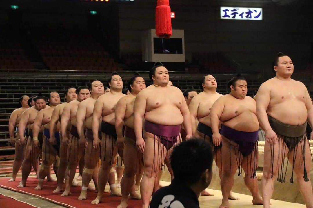 日本相撲協会さんのインスタグラム写真 - (日本相撲協会Instagram)「八角理事長による協会御挨拶。 今場所は審判部の親方全員、幕内力士全員も土俵周りで共に御挨拶いたしました。  @sumokyokai ﻿ #sumo﻿  #相撲 ﻿ #力士﻿ #お相撲さん﻿ #大相撲 ﻿ #大阪場所 ﻿ #三月場所 #春場所 #エディオンアリーナ大阪 #大阪府立体育館 #なんば #伝統文化  #３月 #無観客 #無観客開催 #無観客試合 #取組 #炎鵬 #徳勝龍 #正代 #高安 #貴景勝 #朝乃山 #遠藤 #鶴竜 #白鵬 #協会ご挨拶」3月8日 19時55分 - sumokyokai