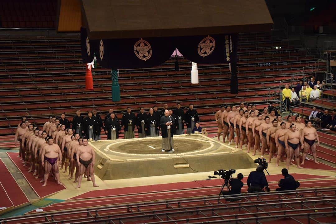 日本相撲協会さんのインスタグラム写真 - (日本相撲協会Instagram)「八角理事長による協会御挨拶。 今場所は審判部の親方全員、幕内力士全員も土俵周りで共に御挨拶いたしました。  @sumokyokai ﻿ #sumo﻿  #相撲 ﻿ #力士﻿ #お相撲さん﻿ #大相撲 ﻿ #大阪場所 ﻿ #三月場所 #春場所 #エディオンアリーナ大阪 #大阪府立体育館 #なんば #伝統文化  #３月 #無観客 #無観客開催 #無観客試合 #取組 #炎鵬 #徳勝龍 #正代 #高安 #貴景勝 #朝乃山 #遠藤 #鶴竜 #白鵬 #協会ご挨拶」3月8日 19時55分 - sumokyokai