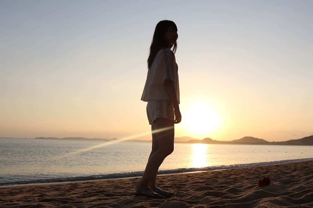 加藤夕夏さんのインスタグラム写真 - (加藤夕夏Instagram)「﻿ ﻿ ﻿ タイで見た日の出。﻿ ﻿ 綺麗かったあーーーー。﻿ ﻿ 出てきてからはあっという間に上に登って行ったけど、太陽が顔出すまでも、まだかなあっまだかなあ〜って、波の音聞きながら見る海とか空とか綺麗で浄化されますた！！﻿ ﻿ 日の出見たの初めてかもしれない😳☺️✨﻿ ﻿ ﻿ ﻿ #thai #samui #タイ #サムイ島 #sunrise #sea #うかつん ♡ #どんな瞬間も #素敵な写真に残す #天才 #ゆきつんカメラ #朝6:30集合でした」3月8日 19時58分 - uuka_nmb