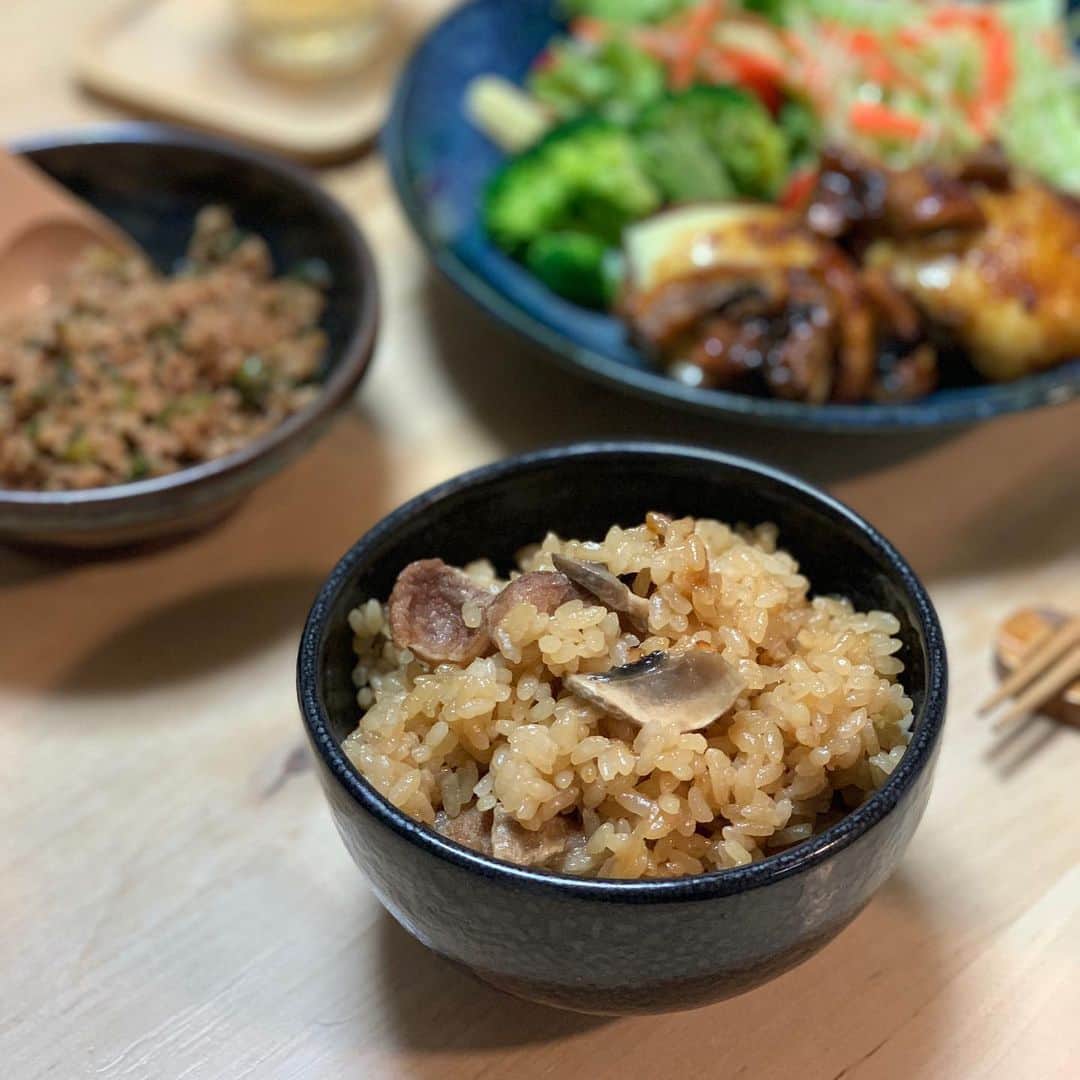 maki ogawaさんのインスタグラム写真 - (maki ogawaInstagram)「マッシュルームアンバサダーを﻿ 務めさせていただいております。﻿ 美味しいマッシュルームを﻿ さらに美味しくいただくレシピを開発中😋😋 ﻿ ﻿ 今日のマッシュルーム料理は ﻿ ﻿ いつぞやの晩ご飯の﻿ ﻿ マッシュルームの炊き込みご飯﻿ ﻿ です。﻿ ﻿ 牛丼用の具材、﻿ 鶏手羽の煮物﻿ 豚の角煮、﻿ などなど、﻿ 濃い目、照り照り醤油味の煮物の時は﻿ 煮汁多めに作って、﻿ 最初に取り分けておきます。﻿ ﻿ その、お肉の旨味の染み込んだ煮汁で　﻿ 炊き込みご飯を作るのが翌日の﻿ お楽しみなのです。﻿ ﻿ いつも、﻿ 『二合分の煮汁があるから二合炊こう』﻿ と、﻿ 結構適当に炊いているのですが、﻿ 今回、炊き込みご飯の煮汁用を﻿ 作ってみました。﻿ ﻿ レシピ﻿ ●ブラウンマッシュルーム　5個﻿ ●砂糖　大2﻿ ●醤油　大4﻿ ●水　2カップ ﻿ ●豚小間　90g﻿ ●玉ねぎ　45g﻿ ﻿ ①鍋に調味料と水を入れ、沸騰したら﻿ 豚小間と玉ねぎを入れる。﻿ ②再度沸騰させた後、玉ねぎがしんなりするまで弱火で煮る。﻿ 。。。多分弱火で15分くらい？﻿ ③煮汁を冷ます。﻿ ④米　2カップと440mlの煮汁(足りない場合は酒を足してください)﻿ スライスしたマッシュルーム﻿ を加えて鍋で炊きました。﻿ ﻿ 炊飯器ではないので、﻿ (鍋炊飯です)﻿ 米に対して、水1.2-1.25を目安にしています。﻿ ﻿ たくさん作って、おにぎりの形に﻿ 冷凍しておけばいつでも食べられます。﻿ ﻿ 熱々でも﻿ 冷めてもおいしいマッシュルームと﻿ 豚肉の旨味たっぷりの炊き込みご飯です。﻿ ﻿ #mushroom﻿ #マッシュルーム﻿ #mushroomtokyo﻿ #mushroompower﻿ #マッシュルームトーキョー﻿ #マッシュルームパワー﻿ #きのこ﻿ ﻿ #foodstagram #lunch #Japanese_food #japanfood #yummy #mushroom﻿ #obento  #bento #decoben #bentoexpo #japanesecuisine  #japanesebento #お弁当記録 #料理好きな人と繋がりたい #おべんとう記録 #おべんとう作り楽しもう部 #お弁当 #bentomaker #bentolover #おべんたぐらむ #ママリクッキング #息子弁当 #高校生弁当 ﻿ http://www.facebook.com/cuteobento」3月8日 20時09分 - cuteobento