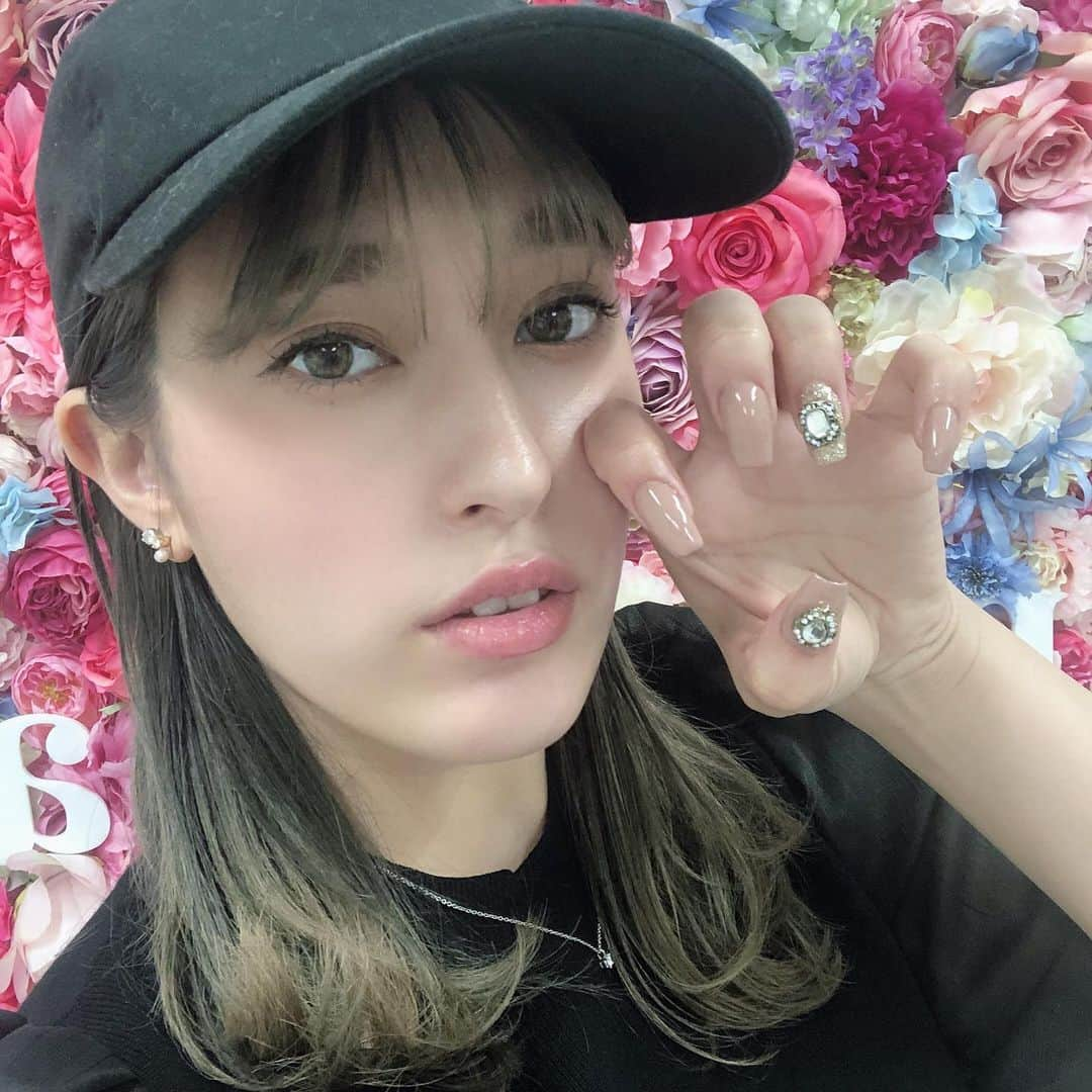 平田梨奈さんのインスタグラム写真 - (平田梨奈Instagram)「オープンしたばかりの @pomynail_shibuya  でネイルしてもらってきたよ💕  来た人全員にかわいいアクセサリー💍プレゼントしてくれるし、ネイルサロンなのにタピオカも出してくれるんだよ👀店内もめっちゃ可愛かった〜！🌹 公式LINEでもdmても予約出来るよ〜🙌 @069aurnr  #nail #pomynail」3月8日 20時04分 - hirari_official