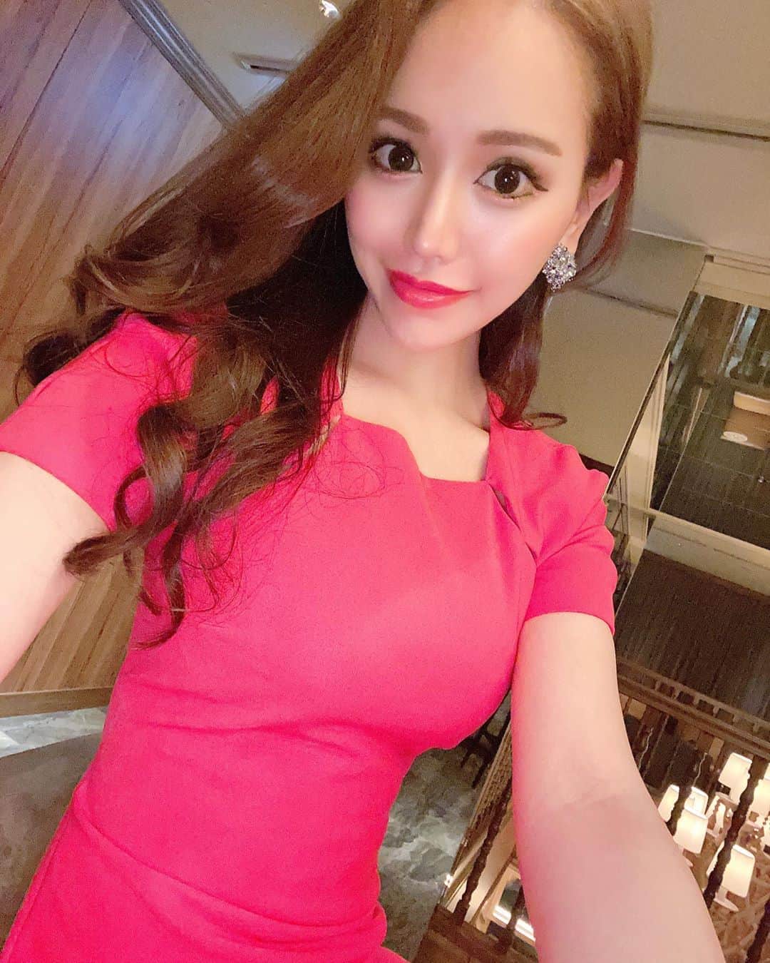 のインスタグラム：「. 体重減らして細かった時も楽しかったけど 体重増やしてウエスト絞った今はもっと楽しい💖 . #ウエスト痩せ #ウエストシェイプ #くびれ美人 #くびれ作り #くびれ女子 #くりびれトレーニング #aliceandolivia #aliceandoliviadress #アリスアンドオリビア  #fabric #新宿ファブリック #ファブリック #ラウンジ #キャバクラ #キャバ嬢 #歌舞伎町 #歌舞伎町キャバ嬢 #桜ゆみ #移籍」