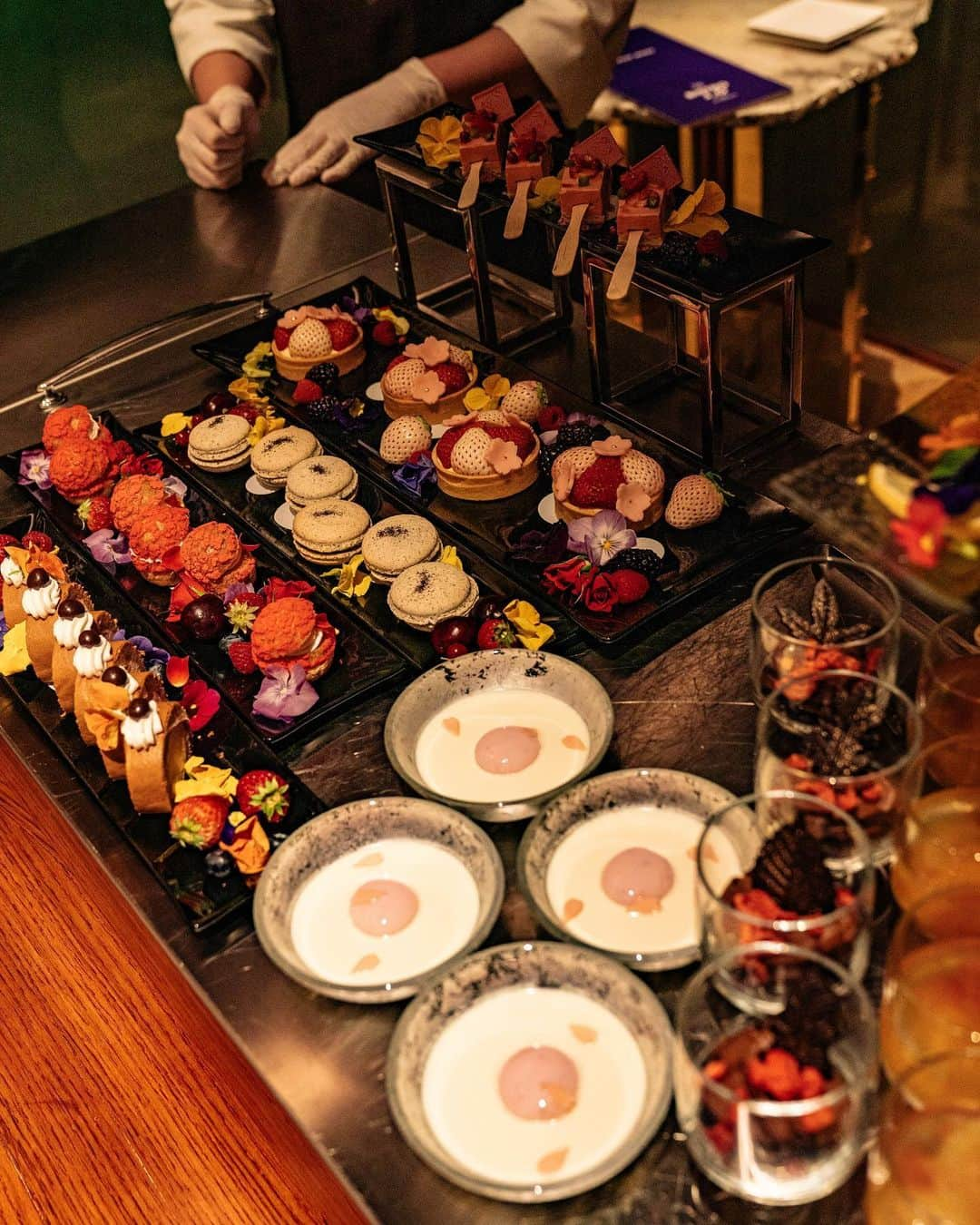 山口淳一さんのインスタグラム写真 - (山口淳一Instagram)「I love desserts🧁 コース料理の写真をアップする前に、デザート写真をアップしてしまうくらいスイーツ好きです。 ちなみに全種類頂きました。 — #tokyo #ginza #bistro_j_o #desserts #sweets #東京 #銀座 #ビストロジョー　#デザート #スイーツ」3月8日 20時16分 - junichi_yamaguchi