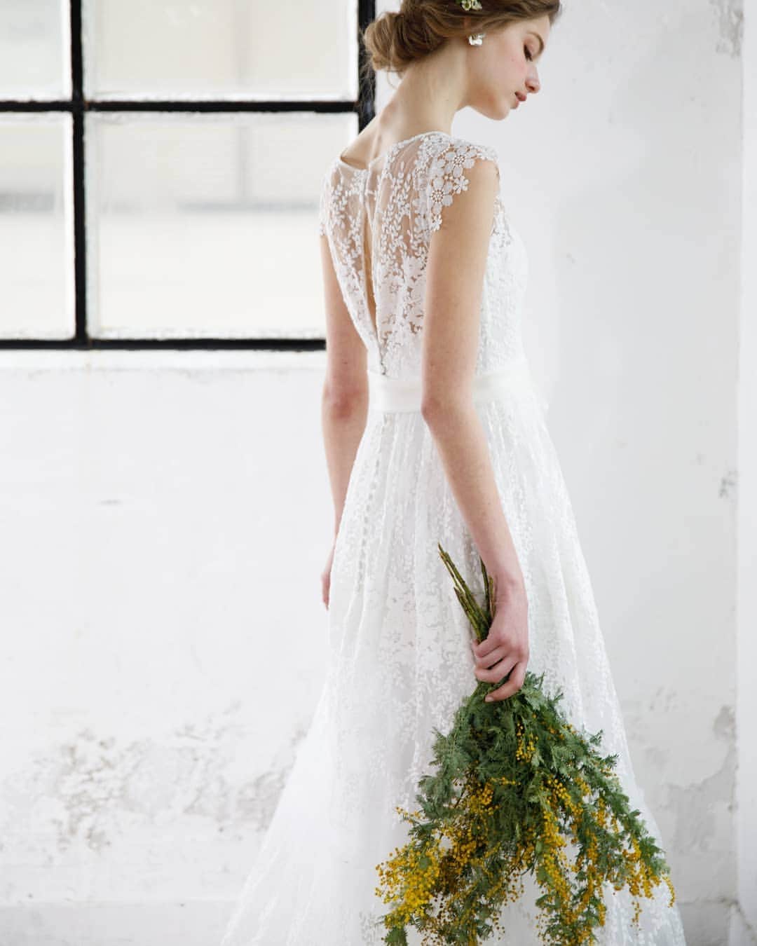 LAVIEEN ROSE Weddingのインスタグラム：「International Women's Day♡﻿ ﻿ ﻿ 幸せいっぱいな春に﻿ なりますように‥ ♫•*¨*•.¸¸♪ ﻿ ﻿ ﻿ ロマンティックな お花モチーフの﻿イタリアレース。 ピュアで愛らしいドレス♡ ﻿ #ラスティックウェディング﻿ ﻿ #ナチュラルウェディング ﻿ ﻿ ﻿ Gioモニカ Gioポエジェ ﻿ ﻿ ﻿ #ラビアンローゼ ﻿ #ミモザの日 ﻿ #internationalwomensday #womensday  #ウェディングドレス#カラードレス#花嫁フォト#結婚式写真#レースドレス#チュールドレス  #プレ花 #卒花 #おしゃれ花嫁 #式場見学 #ブライダルフェア #結婚準備 #ドレス試着 #ドレス選び #チャペル挙式 #ホテルウェディング #ホテル婚 #リゾ婚 #プレ花嫁準備 #2020春婚 #2020夏婚 #2020秋婚 #2020冬婚 #新作ドレス ﻿ ﻿」