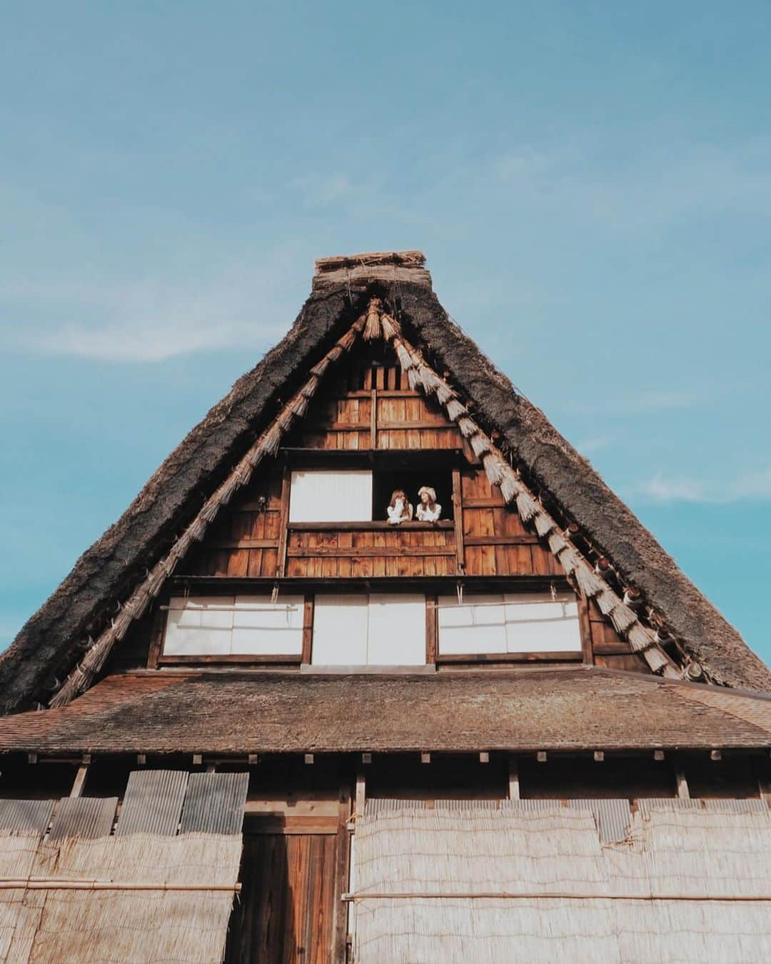 櫻井千尋さんのインスタグラム写真 - (櫻井千尋Instagram)「✮ Spot ✈ Gifu,Japan. . この日は晴天で 雪は降ってなかったけど、 ずっと行きたかった 白川郷に 行けただけでもう！ 感動🥺❤️！ 自分の目で合掌造りを見れて嬉しいなあ〜 この地に お邪魔できたことが嬉しいなあ〜 とか考えながら 散策して、 合掌造りの中にも お邪魔できて、 歴史や合掌造りを保つためにしていることなど 学べて、更に来て良かった！と思えた場所でした🤍 . . . #飛騨 #genic_japan #白川郷 #pr #小さくこんちゃ〜」3月8日 20時16分 - chihirosakurai