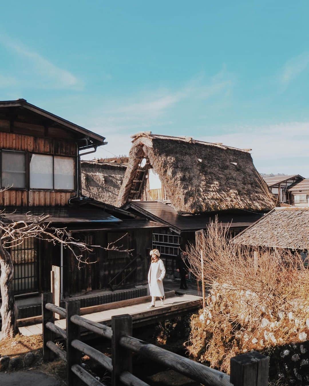 櫻井千尋さんのインスタグラム写真 - (櫻井千尋Instagram)「✮ Spot ✈ Gifu,Japan. . この日は晴天で 雪は降ってなかったけど、 ずっと行きたかった 白川郷に 行けただけでもう！ 感動🥺❤️！ 自分の目で合掌造りを見れて嬉しいなあ〜 この地に お邪魔できたことが嬉しいなあ〜 とか考えながら 散策して、 合掌造りの中にも お邪魔できて、 歴史や合掌造りを保つためにしていることなど 学べて、更に来て良かった！と思えた場所でした🤍 . . . #飛騨 #genic_japan #白川郷 #pr #小さくこんちゃ〜」3月8日 20時16分 - chihirosakurai
