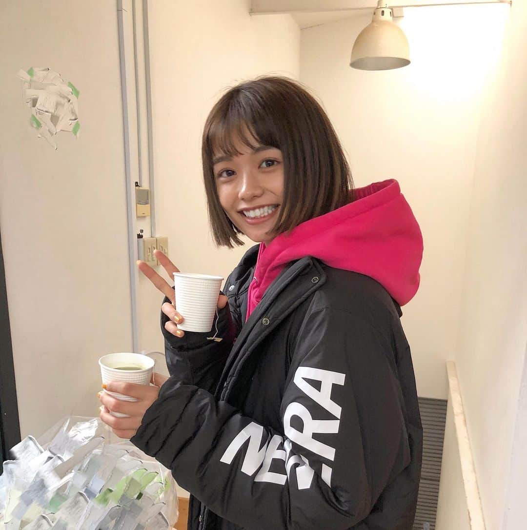 足立佳奈のインスタグラム：「撮影してるよ ☺︎ #たのしみにしててねーっ」
