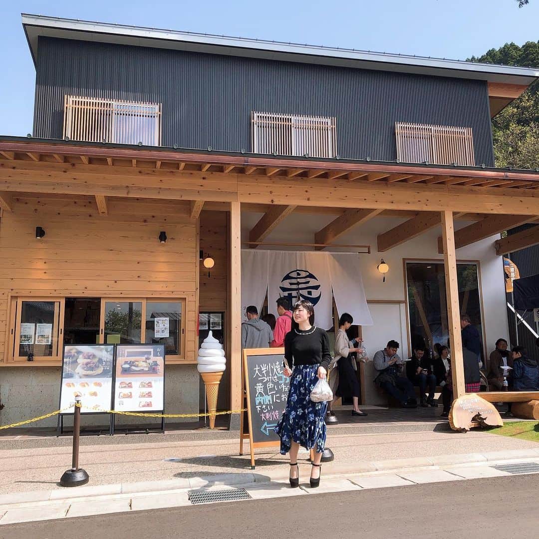 若林優美果のインスタグラム：「ミスワールド 石川に出場している時、痩せよう！痩せよう！と思っていましたが、たくさん食べていました🤣 証拠写真ですね😂  #石川県 #鶴来カフェ #大判焼き #白山ひめ神社表参道 #白山比咩神社 #白山市 #自然 #今井焼き #お焼き #観光 #美味しい #たくさん食べた #晴れ #日本 #ヒール #お洒落 #cafe #写真」