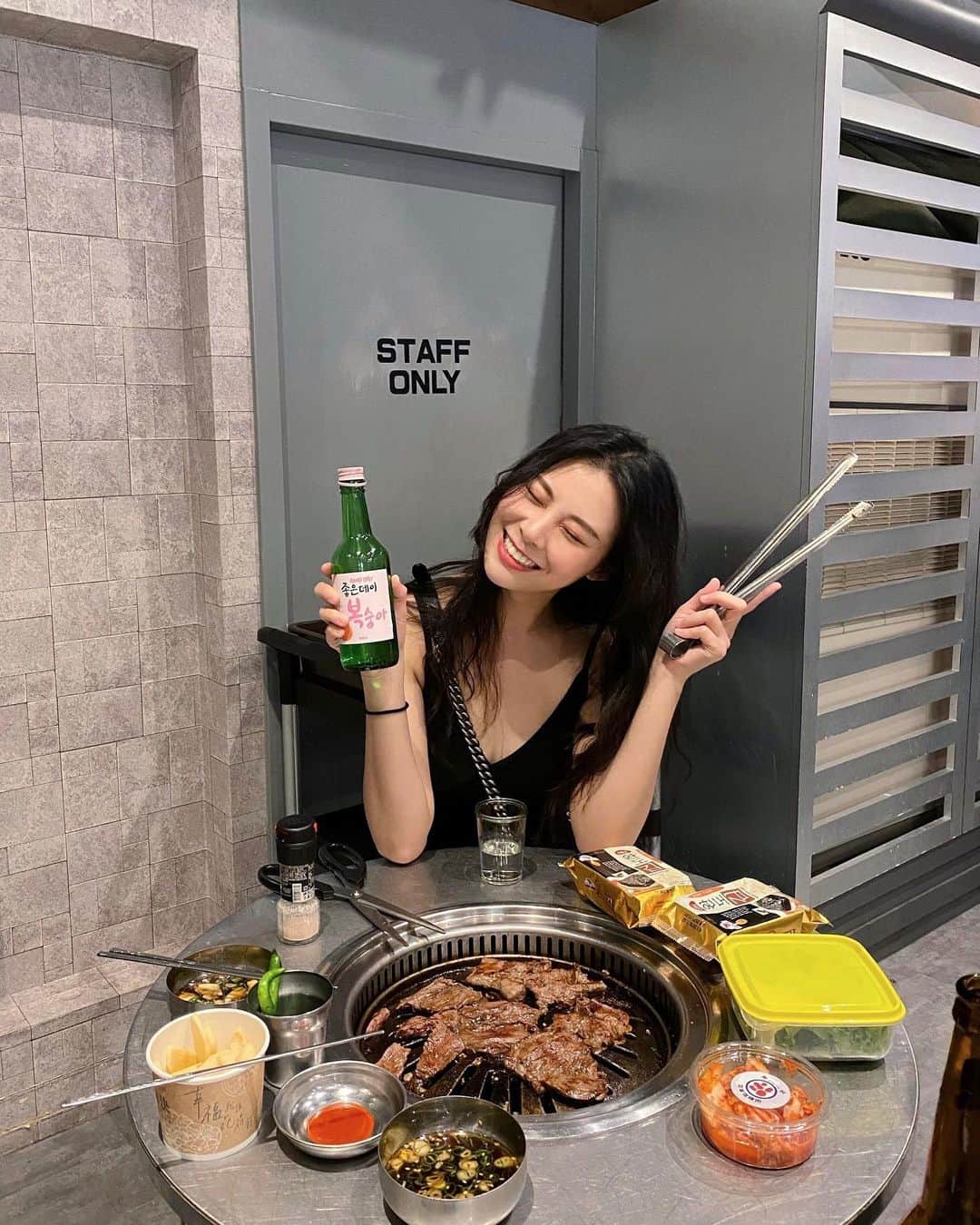 張香香のインスタグラム：「每次經過都大排長龍 終於吃到哩🥺 本來以為站著吃會很累 可是好好吃又好好玩根本就不會感覺累😆 店裡很有氣氛很適合跟朋友聚聚小酌🤤🍺 度過一個開心的週末🥳」