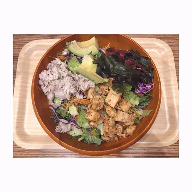 のインスタグラム：「🍖夜ご飯 . #サラダ専門店 . マグロ アボカド ささみ 海藻 アボカド . . 急激にお腹が空いて16時に食べた。 おやつでもいいかな🤔 . . いや、今は睡眠欲がすごいので このまま目を閉じます。 . ぱた。 . ◉ライザップ公認の紹介アンバサダーです。 〜 紹介特典 あります〜 . ▶︎全国どの店舗でもOK 紹介限定の２週間体験コースもあります(^_^)/ . ▶︎入会やカウンセリングをお考えの方、 ご質問なども、DM✉️ください。 . ★トレーニング見学もできるよ★ RIZAP BMG2017🥈2018特典あり😉 . #rizap #ライザップ .  #ダイエット #diet #ダイエット日記 #ダイエット記録  #instadiet #ダイエット仲間募集 #ダイエッター #公開ダイエット #dinner #夜ご飯 #夕食 #夜ごはん #低糖質 #糖質制限 #食べて痩せる #女子力 #脂肪燃焼」