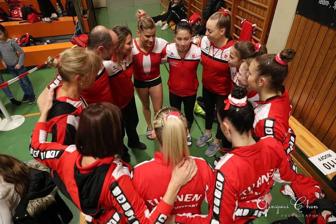 エリザベト・ザイツのインスタグラム：「TEAM STUTTGART 🥰 Platz 1 beim Bundesliga-Auftakt in Karlsruhe. Trotz einiger Schwierigkeiten im Vorfeld haben wir uns mit einem tollen Wettkampf an die Spitze geturnt! Auch bei mir lief es trotz meiner Nackenprobleme gut - ich war an Sprung und Boden im Einsatz und konnte ein paar Punkte für mein Team holen. Meiner Verletzung am Nacken geht es zum Glück schon besser - zum DTB Pokal bin ich hoffentlich wieder topfit.  @mtvstuttgart1843ev @mtv_stuttgart_turnen #eliseitz #gymnastics #nationalteam #germany #roadtotokyo2020 #proud #team #bundesliga #stuttgart #girls #home #oneteamonedream 📸@qingweichen8782」