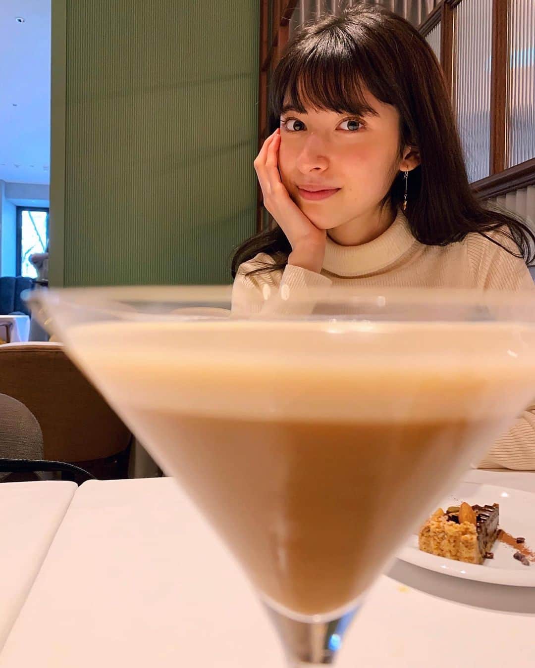 のインスタグラム：「Picture is just a picture 🥰🤪Perfection doesn’t exist, and that’s okay 👌 ”写真”は、ベストな瞬間を捉えるのに素晴らしいものだけど、不完全なリアリティーはもっと美しくて、もっと楽しいんじゃないかな?? ・ #元気がなくなったら #2枚目を見てね #リアリティーは2枚目よ😏👍 #写真は結局単なる写真」