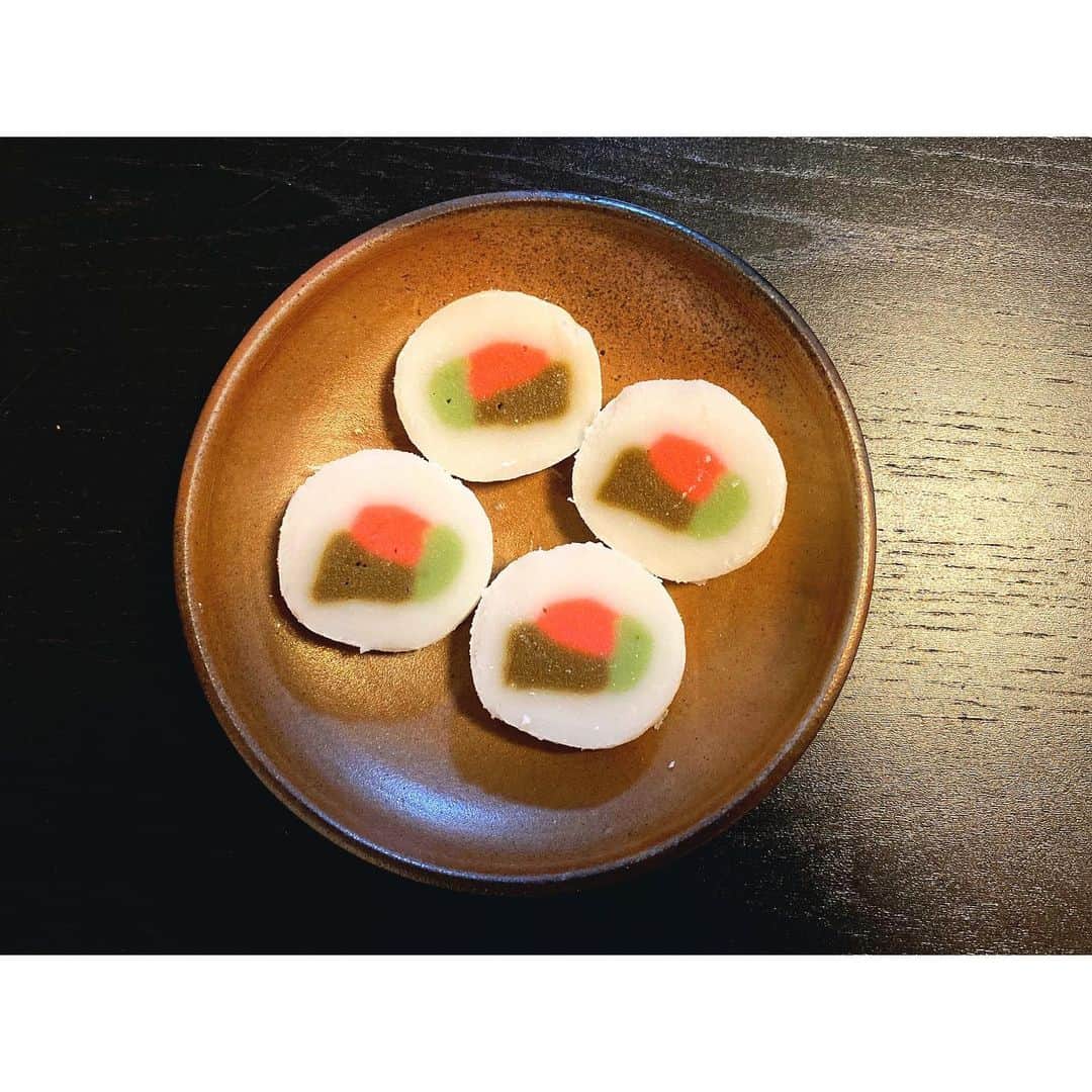 のインスタグラム：「明日は旧暦の2月15日だそうで 涅槃会のお供え、 「やしょうま」という米粉のお菓子を頂いた 甘いのかな、と思って食べてみたら無味でびっくり😂砂糖醤油で食べようと思います。 とてもキレイ」