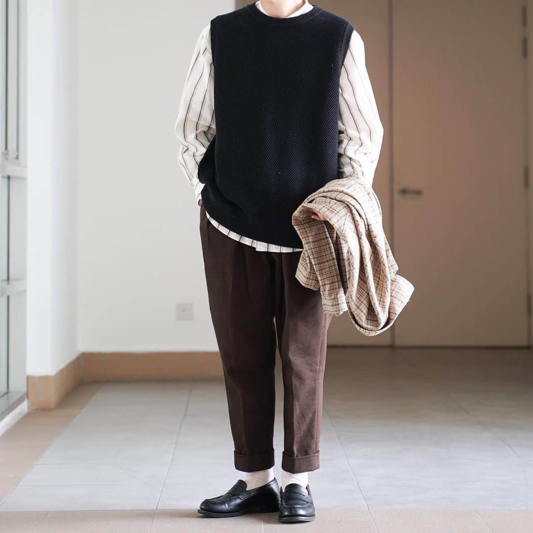 のインスタグラム：「ニットベスト〜 ・ ・ #crepuscule #stevenalan #neat_tokyo #henderscheme #auralee ———————————————————————— #ootd#coordinate#snap#fashionsnap#fashion#instafashion#instagood#メンズファッション#gu#uniqlo#爽やかコーデ#l4l#f4l#お洒落さんと繋がりたい#おしゃれさんと繋がりたい#オシャレさんと繋がりたい#写真撮ってる人と繋がりたい#写真好きな人と繋がりたい#ファインダー越しの私の世界 #シミラールック#couple #couplephoto #neat_tokyo #henderscheme ————————————————————————」