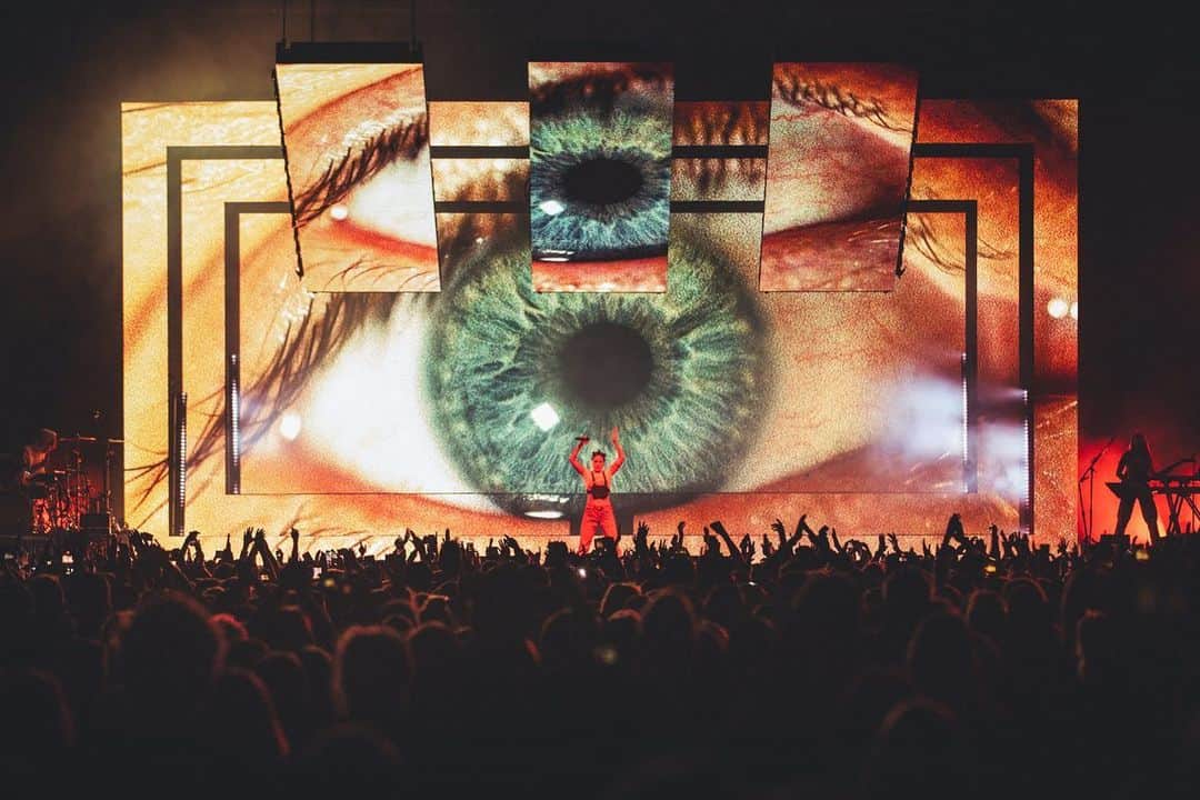 のインスタグラム：「Scotland is where I belong, I think. My heart grew 3 sizes every time I made you guys laugh. My show is a roller coaster. It’s my favorite parts of everything I love about music. Sometimes it’s shiny and pop, sometimes it’s ethereal and interpretive, vulnerable and intimate, while sometimes it’s scary or sweaty and thrashing, or larger than life when I’m 50 feet in the air. other times I’m quite literally in the pit with you holding your hands, brushing your hair behind your ears. There really is no specific type of audience or crowd that I consider an ideal one. It’s the way the experience changes SO MUCH every night that proves it’s exactly what it claims to be. A Manic World Tour. Thank you for being so open. 📷: @yasi」