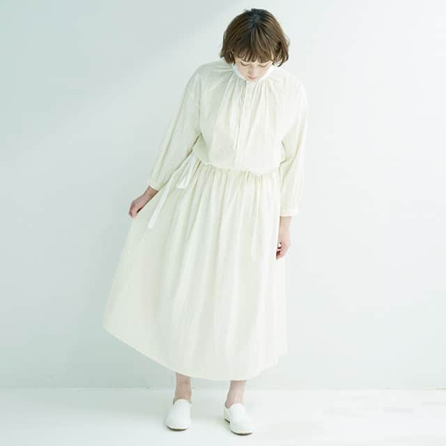 のインスタグラム：「. ＼キナリノモール／GRANDMA MAMA DAUGHTER｜スタンドギャザーブラウス . －－－－－－－－－ 「KINARI」はキナリノモール限定カラー。スカートとのワンピース風のセットアップもおすすめ* . 春・夏の大定番、軽やかなコットンブラウスが入荷しました。 絶妙な丈感で、さらっと一枚で着こなしても上品な印象に。ほどよくワイドなシルエットで、ゆったり心地よく過ごして頂けます。 同じ素材のスカートとセットアップで着用すれば、ワンピースのような自然な着こなしに。トップスをインして、たっぷりとボリュームを見せて履くのがおすすめです。 カラーは「WHITE」と「KINARI」の２色をご用意。キナリノモール限定の「KINARI」は、ごく限られた生産数で作られた、特別な一着です。着回しが利くので、コーディネートの幅をぐっと広げてくれますよ＊ . －－－－－－－－－ https://kinarino-mall.jp/item-47593 . . ▶画像をタップすると詳細情報をご覧いただけます。 . ▶プロフィールの「インスタ掲載」ボタンから、ご紹介商品をまとめてご覧いただけます。→@kinarino_official . ▶キナリノアプリでも販売中！ 「お買いもの」→「インスタグラム掲載アイテム」 ※ダウンロードはプロフィールリンクから→@kinarino_official . . #キナリノモール #キナリノ #丁寧な暮らし #暮らし #ブラウス #ワンピース #ふんわり #春ファッション #春コーデ #シンプル #限定 #GRANDMAMAMADAUGHTER #blouse #Naturalfashion #style #fashion #comfortable #fashionista #coordination #simple #ootd #instafashion .」
