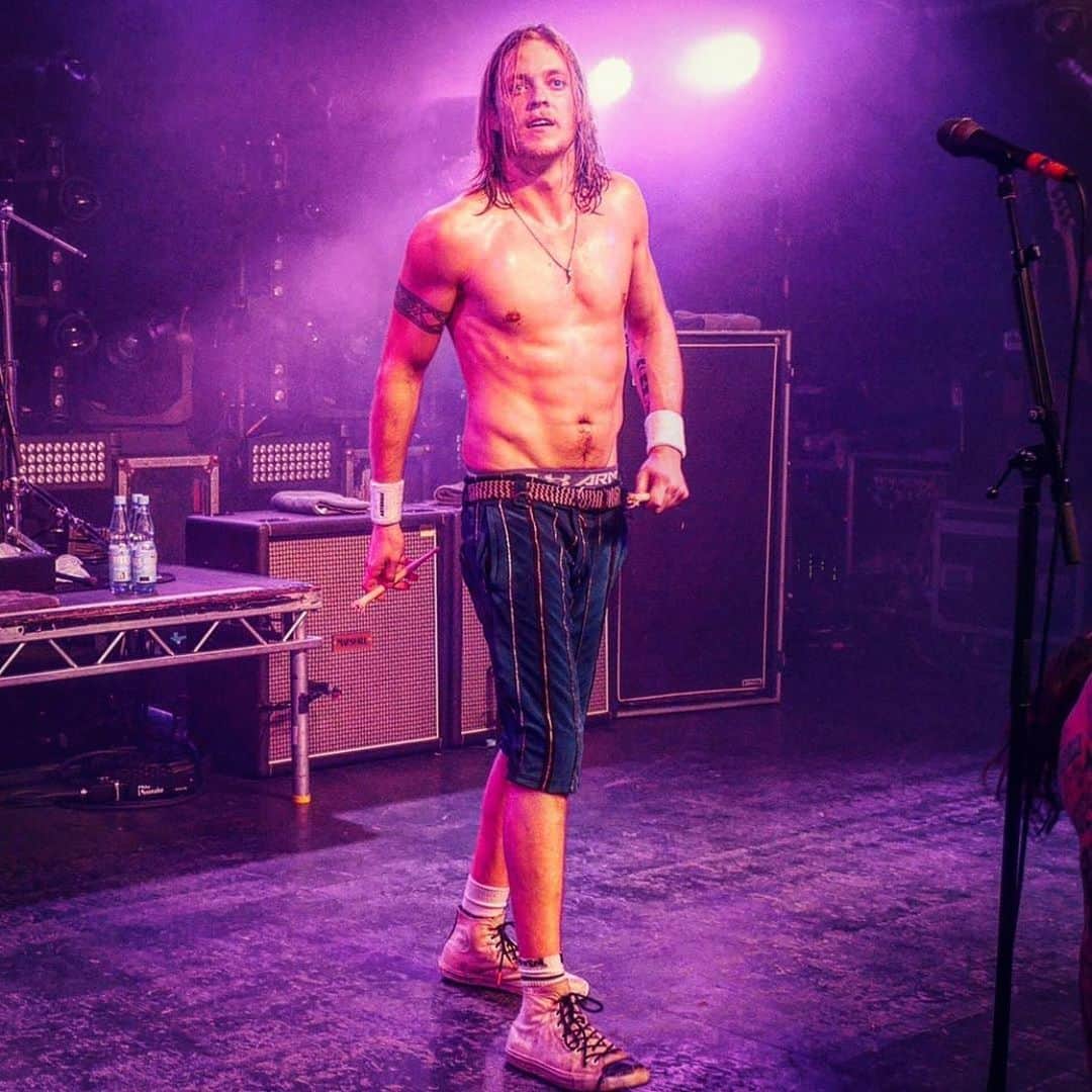 ルーファス・テイラーのインスタグラム：「Thanks for the birthday wishes everyone. Australia and New Zealand, we’re comin for ya! 🍻#thedarkness #internationalwomensday😏 📸 - @sue__thompson」