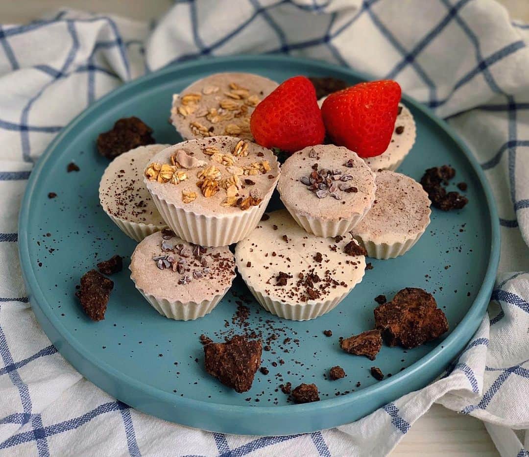 のインスタグラム：「Sugar free Amazake coconut ice cream 🥥🍓🍨 ⠀⠀ 私がこの頃毎日食べてる、 【甘酒ココナッツアイス】のレシピをアメブロに載せました👩‍🍳✨ ⠀⠀ #アメブロ #linahappy3 ⠀⠀ 素材の甘みがちょうどよく、噛むとクリーミーでくせになる味です😳 私はよくデザートとしてあたたかいミントティーと合わせて食べます🌝🍵 ⠀⠀ I Hope you enjoy it xx」