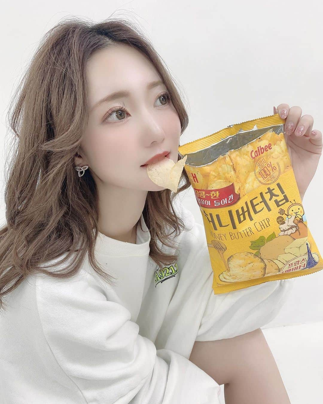 yuukachiさんのインスタグラム写真 - (yuukachiInstagram)「. . このお菓子ホントに好き！！🐝🍯 . . 今日の撮影データいいの ありすぎて選べん。笑 . @ogmpmasa の撮影盛れる！！ .  順番に投稿していきます！ お付き合い下さい💭♡ . . . #撮影#作品撮り#韓国#韓国お土産  #ハニーバターチップス#マシソヨ #スタジオ撮影#韓国風ヘア#韓国ファッション」3月8日 20時55分 - yuuka_stagram