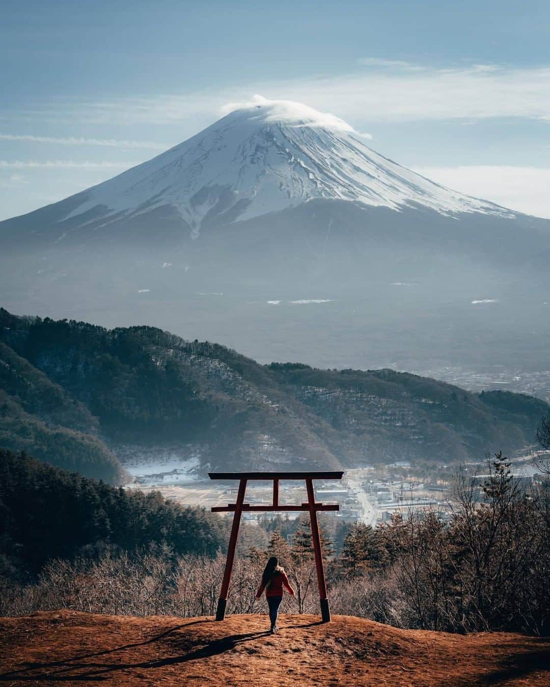 Discover Earthさんのインスタグラム写真 - (Discover EarthInstagram)「One of the best spots to capture Mount Fuji in Japan ⛩ 🇯🇵 #DiscoverJapan Photo by @maxloew ft. @natashabby」3月8日 21時09分 - discoverearth