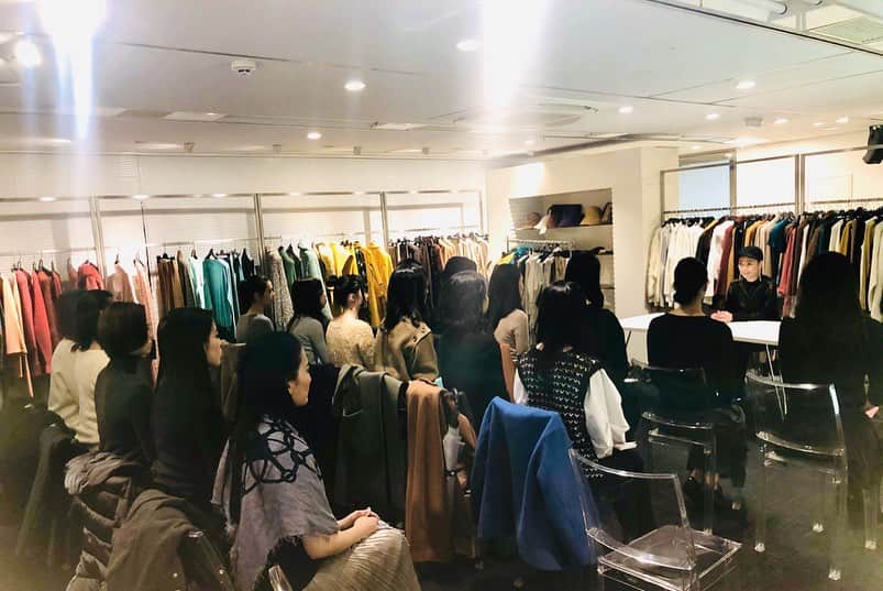 Taki Tanakaさんのインスタグラム写真 - (Taki TanakaInstagram)「今日3月8日は#国際女性デー  #internationalwomensday  #festadelladonna  #フェスタ デラ ドンナ イタリアでは#女性の日 として家族や恋人、同僚などの女性に心を込めて愛や幸せのシンボルであるミモザの花を贈る日です。 ・ 2枚目は先ほどのセミナー中の写真 明日無観客で開催することになった#ミスユニバース選考会 BEST OF MISS OSAKA大会のファイナリストのみなさんにファッションの素晴らしさ、自分の意志を持つことの大切さ、そして今は日本も世界も大変な状況ですがこれからの時代こそ女性たちが優しさと強さを持ってもっともっと活躍してほしいと思いを込めて講義しました。 #abouttoday #osaka #izastagram」3月8日 21時05分 - tanakataki