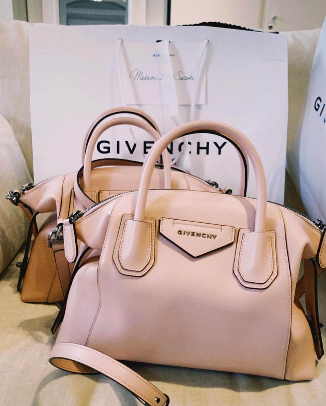 AYAさんのインスタグラム写真 - (AYAInstagram)「Thank you for the lovely gift.  I love it💘 @givenchyofficial」3月8日 21時07分 - ayaxxamiaya
