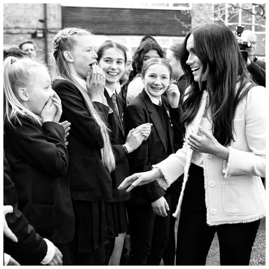 英ヘンリー王子夫妻さんのインスタグラム写真 - (英ヘンリー王子夫妻Instagram)「50 years ago, women in Britain won the right to equal pay. That monumental moment began with one courageous and inspiring group of women in a factory in Dagenham, England. In 1968, facing a pay settlement that declared them less skilled than men, the sewing machinists of the Ford Motor Company walked out on strike.  In the face of great pressure, they stood firm, and two years later the UK Parliament was forced to pass the Equal Pay Act, protecting and supporting working women ever since.  To mark International Women’s Day, The Duchess of Sussex visited Dagenham to meet with Geraldine Dear, one of the strikers, and spend time with students at the Robert Clack Upper School to meet the town’s next generation of female role models, and talk to young women and men about the women who inspire them. • “Being in Dagenham is incredibly profound. Because as you can see with Geraldine and the other women who had the strength to really stand up for something that they knew needed to be done. This is the best example of no matter how small you might feel, how low you may feel on the ladder or the totem pole, no matter what colour you are, no matter what gender you are, you have a voice, and you certainly have the right to speak up for what is right.” - The Duchess of Sussex  A lifetime advocate and campaigner for gender equity, The Duchess joined a special assembly to celebrate this remarkable local story, as well as recognise the social, economic, cultural and political achievements of all women around the world.  #InternationalWomensDay #IWD2020 #EachForEqual  Photo © The Duke and Duchess of Sussex / Chris Allerton」3月8日 21時08分 - sussexroyal