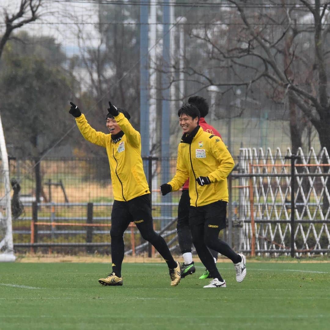 のインスタグラム：「雨の中でのトレーニング⚽️ 気温も低くて、体感温度は更に低く感じました💦 でも楽しいと寒いのは気にならなくなりますね😆  #とあるメニュー #3人組 #アカデミートリオ #こーじと #オッさん2人 #結果は💯 #浩平のパスも💯」