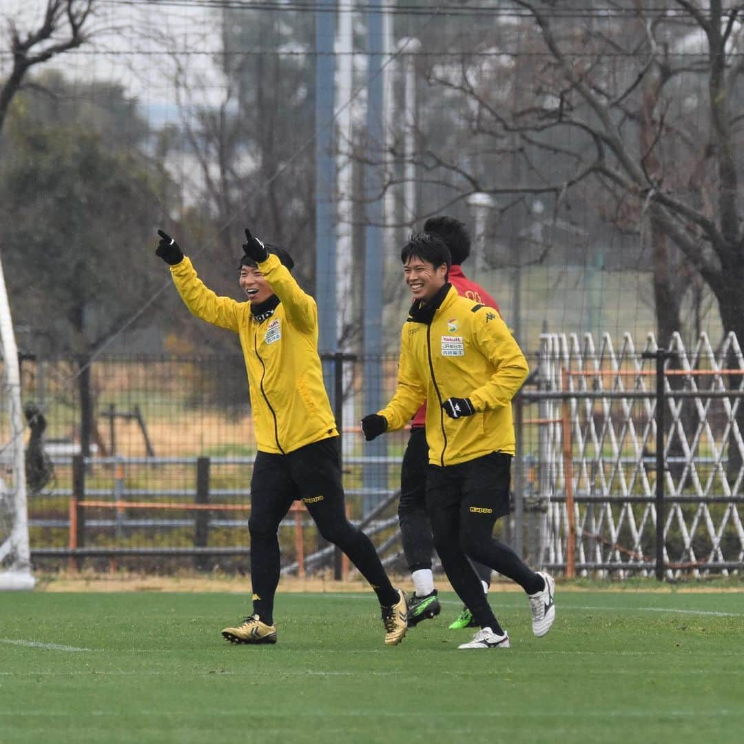 佐藤寿人さんのインスタグラム写真 - (佐藤寿人Instagram)「雨の中でのトレーニング⚽️ 気温も低くて、体感温度は更に低く感じました💦 でも楽しいと寒いのは気にならなくなりますね😆  #とあるメニュー #3人組 #アカデミートリオ #こーじと #オッさん2人 #結果は💯 #浩平のパスも💯」3月8日 21時08分 - hisato_sato11official