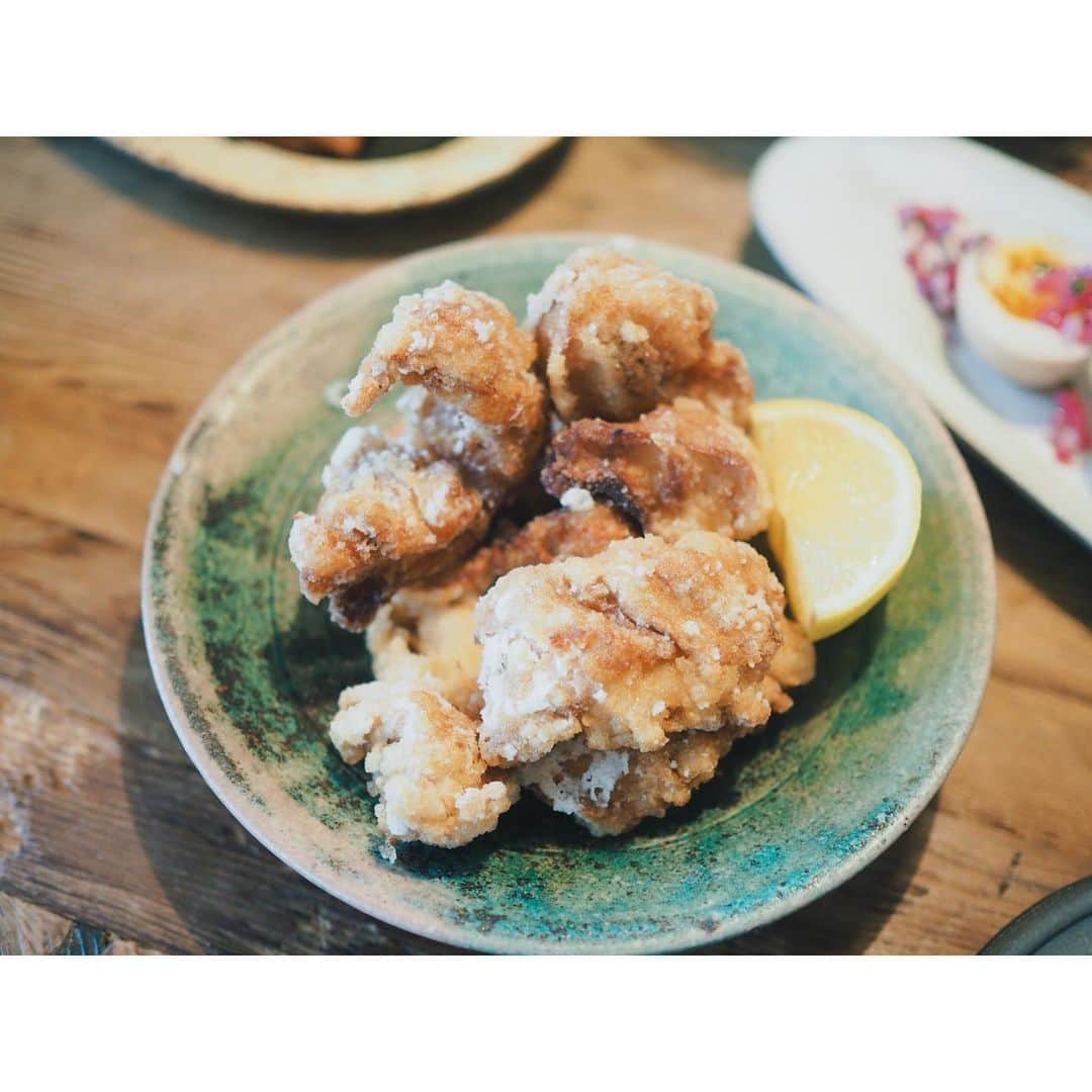 高山都さんのインスタグラム写真 - (高山都Instagram)「居酒屋みやちゃんの日曜日🏮 にんじん明太 車麩の唐揚げ 菜の花の昆布〆 苺とルッコラの花のサラダ しいたけステーキと深谷ネギのソテー サバとカッテージチーズのカレー春巻き ツナと海苔とアボカドの春巻き 菊芋とセロリの塩炒め 大好きな友達と、夕方から、ゆるゆる集まる日の献立です。 まーまーワイン空いた。飲んだな。 #みやれゴハン　#おうちごはん　#家呑み　#ホームパーティー　#居酒屋みやちゃん」3月8日 21時09分 - miyare38