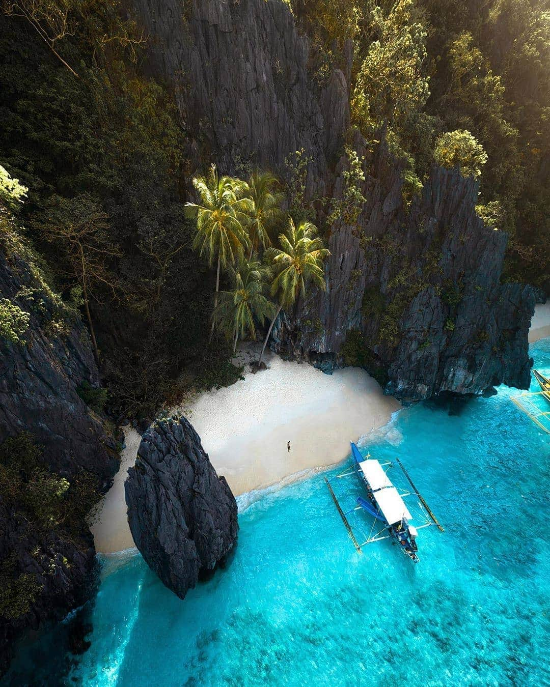 BEAUTIFUL DESTINATIONSさんのインスタグラム写真 - (BEAUTIFUL DESTINATIONSInstagram)「A beautiful place to celebrate #InternationalWomensDay! 🌴 Do you know any female travelers or creators? Tag them below as we would love to feature them! (📸: @merrwatson 📍: El Nido, Palawan)」3月8日 21時19分 - beautifuldestinations