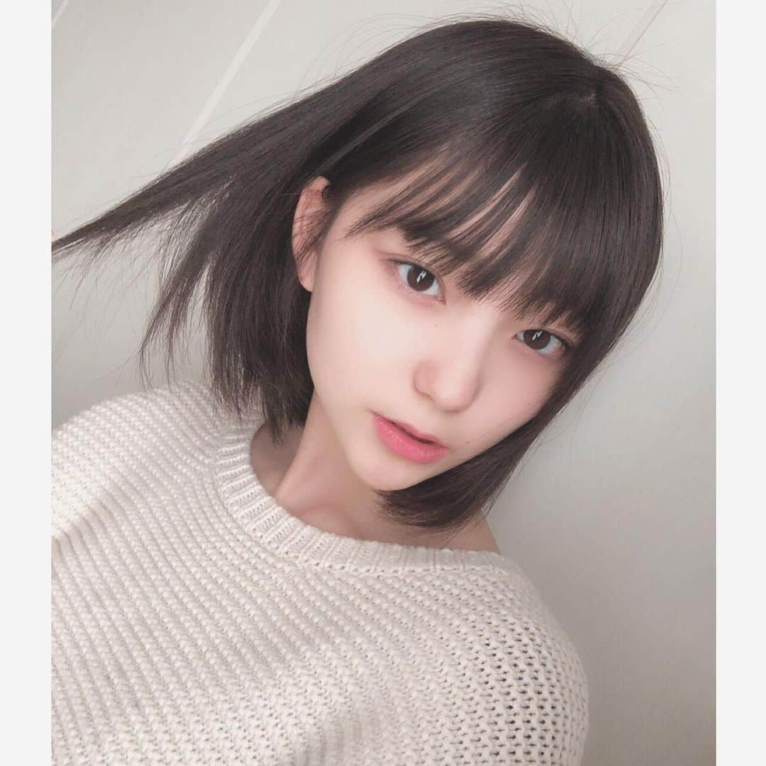 北川玲のインスタグラム：「. 今日はずっと家にいたけどメイクしたんだ〜〜💄 . 前髪は自分で切った ‪✂︎‬ ぱっつん！！」